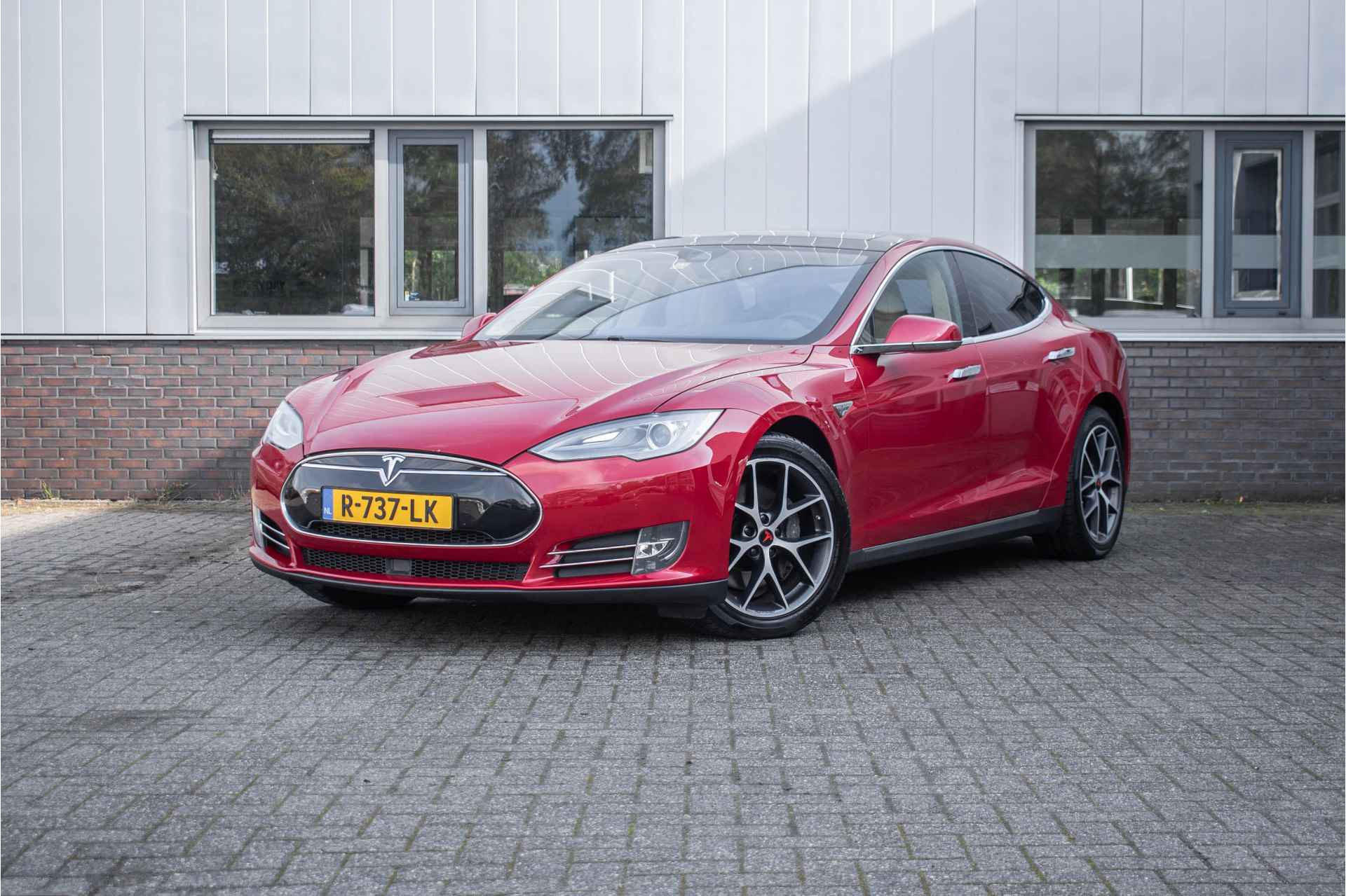 Tesla Model S 85D Base - 1/23