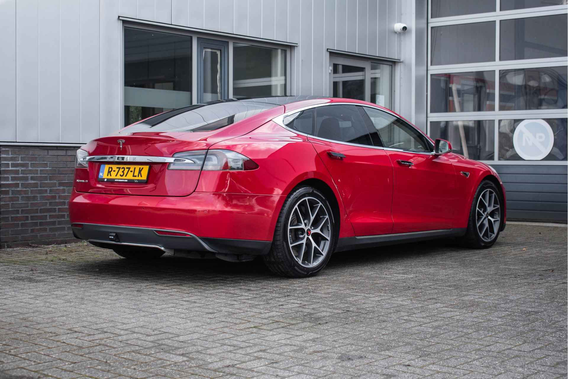 Tesla Model S 85D Base - 4/23