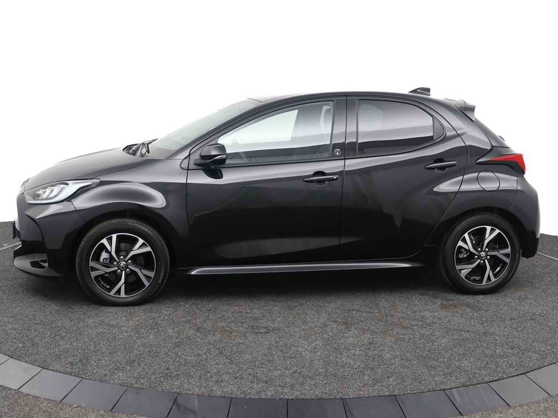 Toyota Yaris 1.5 Hybrid 115 First Edition | Stuurverwarming | Apple carplay/Android auto | Draadloos laden | Keyless start/entry | Stoelverwarming | - 3/42