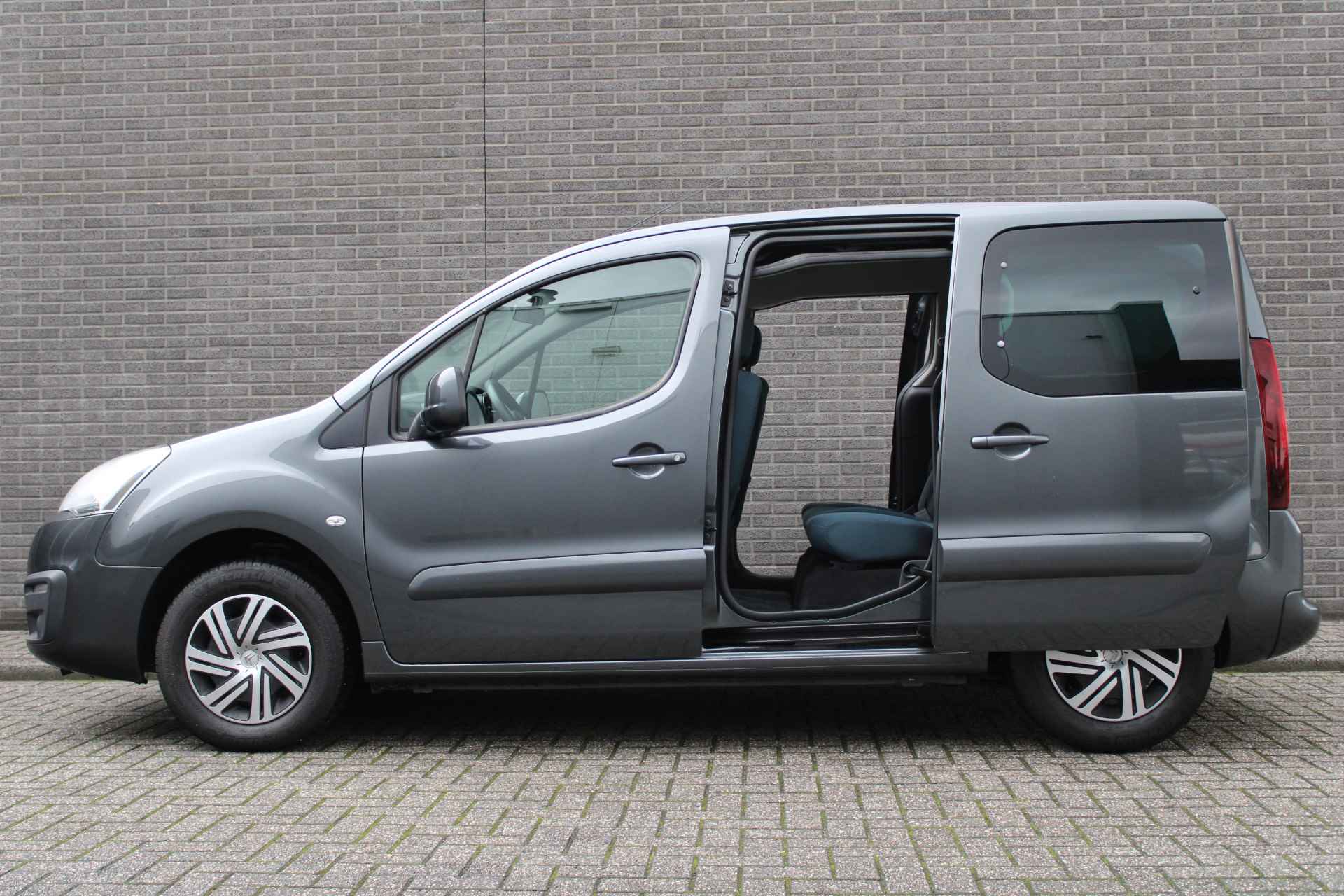 Citroën Berlingo 1.2 PureTech Feel, 1e Eig. Trekhaak, Parkeersensoren, CruiseControl, Airco, Radio/CD, Privacy Glass, Schufdeur L+R, Mistlampen, - 4/38