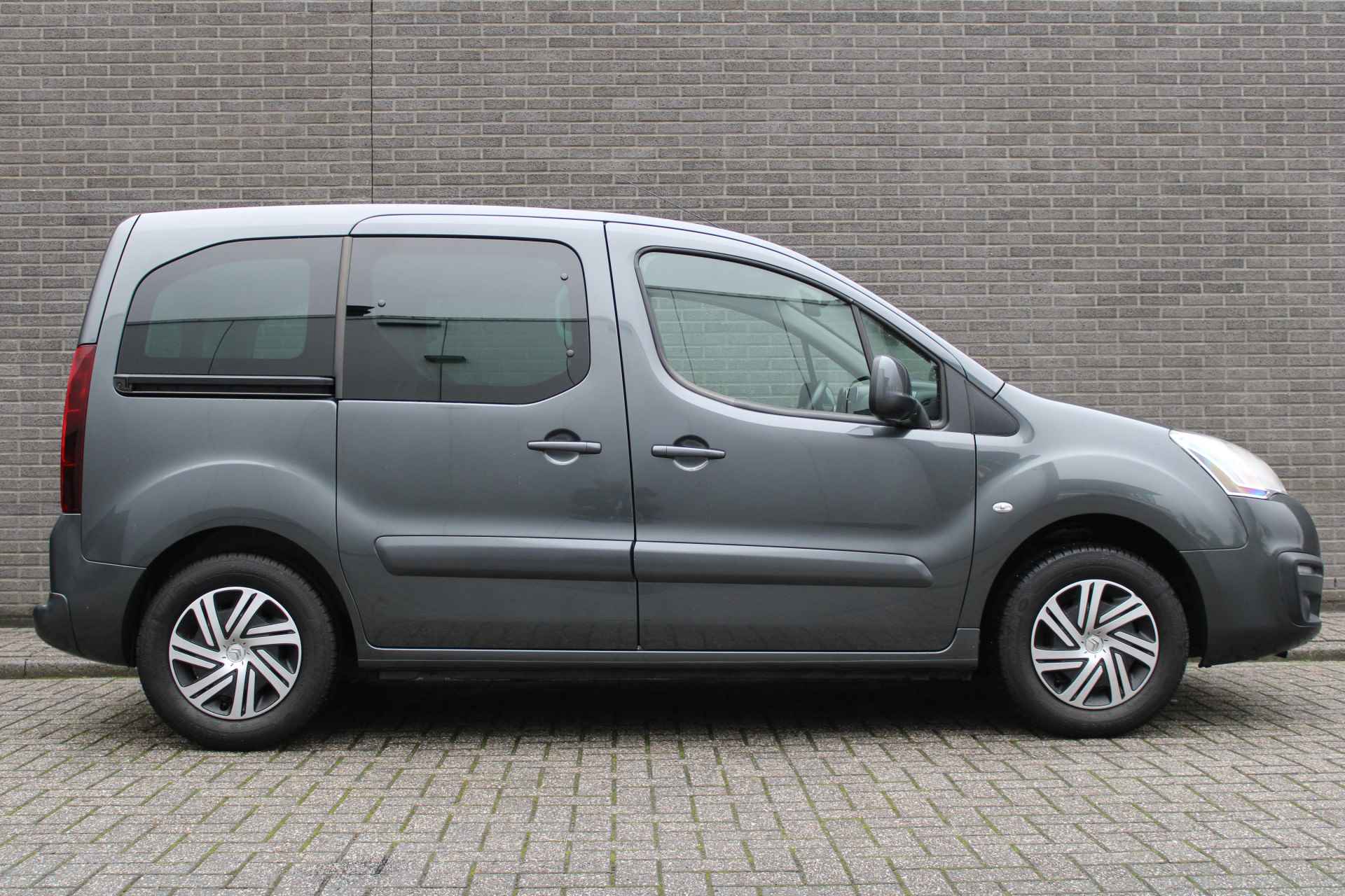 Citroën Berlingo 1.2 PureTech Feel, 1e Eig. Trekhaak, Parkeersensoren, CruiseControl, Airco, Radio/CD, Privacy Glass, Schufdeur L+R, Mistlampen, - 5/38