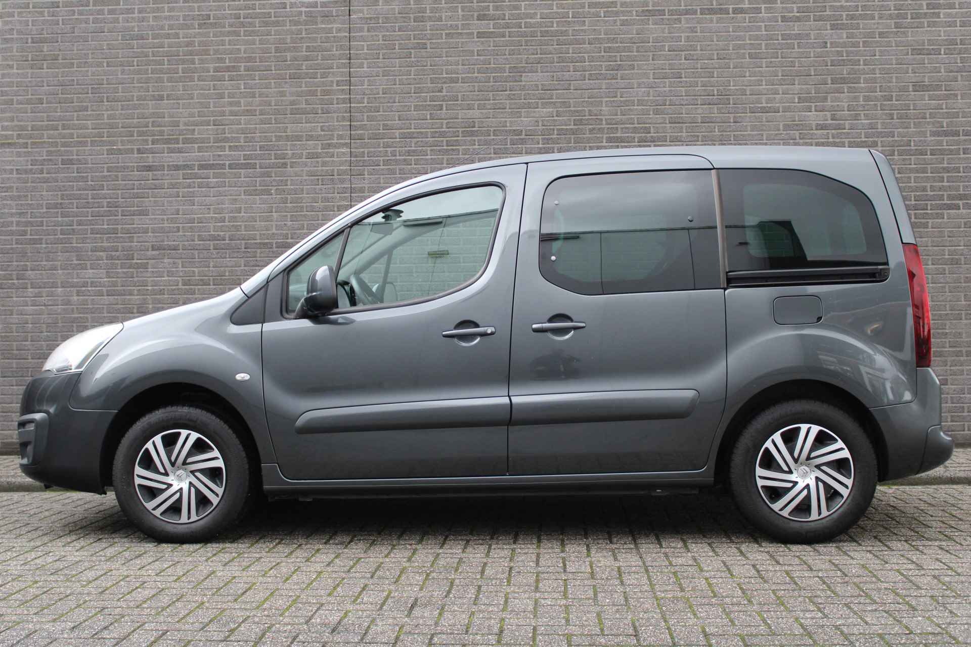 Citroën Berlingo 1.2 PureTech Feel, 1e Eig. Trekhaak, Parkeersensoren, CruiseControl, Airco, Radio/CD, Privacy Glass, Schufdeur L+R, Mistlampen, - 30/38