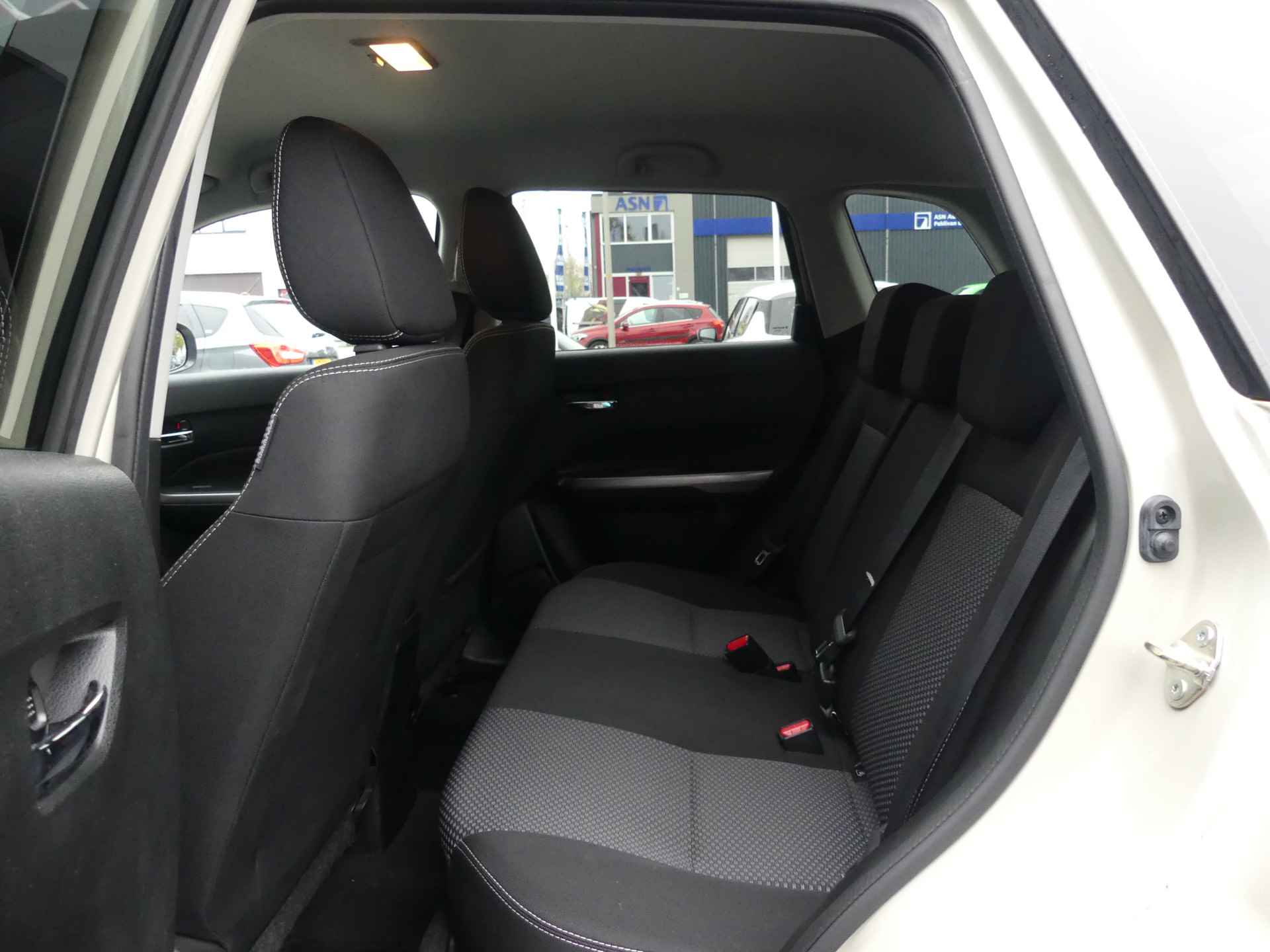 Suzuki Vitara 1.0 Boosterjet Select Trekhaak, Navigatie, Cruise Control - 24/26