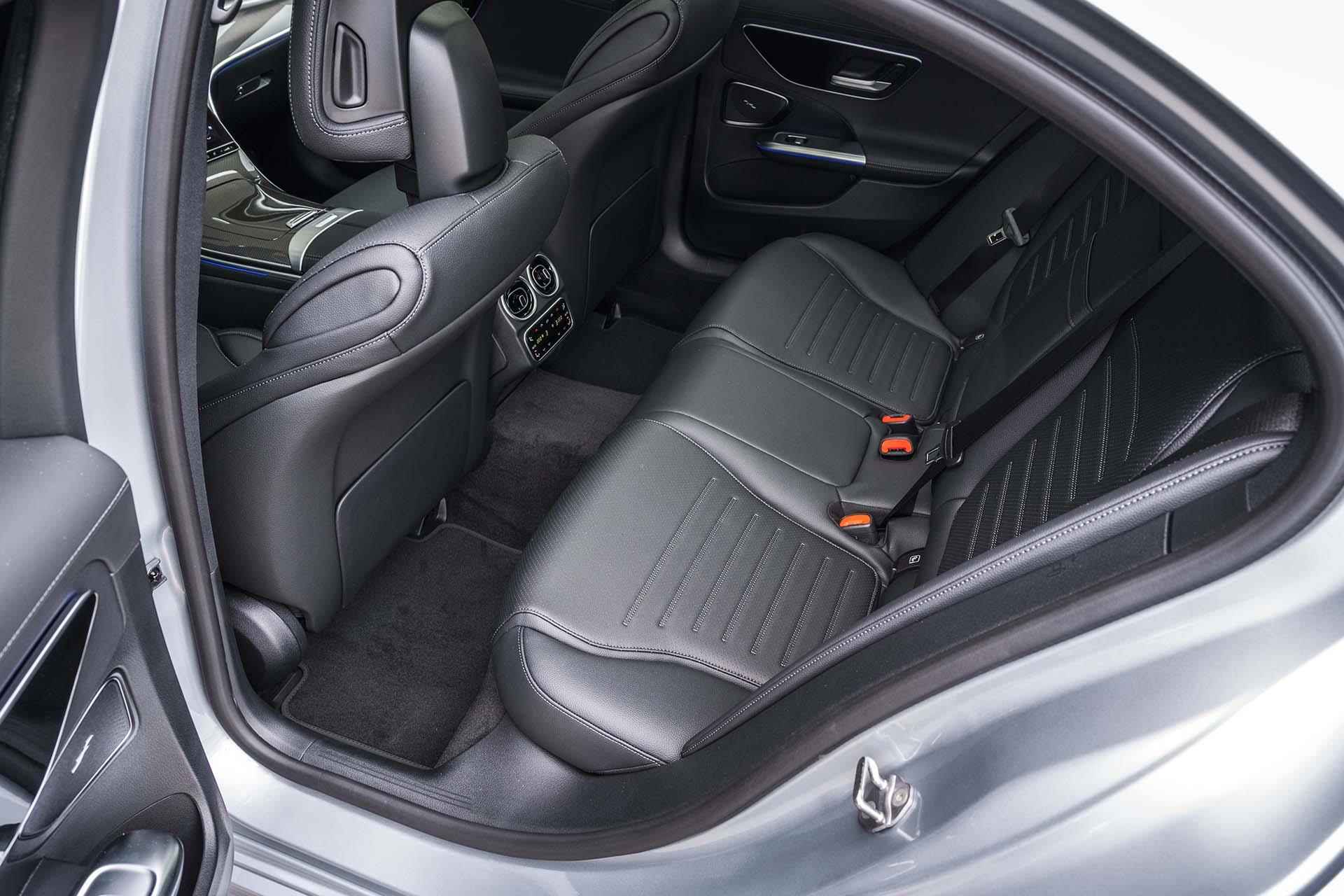 Mercedes-Benz C-Klasse 300 AMG Line | Panorama-schuifdak | Trekhaak | Stoel ventilatie/verwarming | 360* camera | BURMESTER | Sfeerverlichting - 6/32