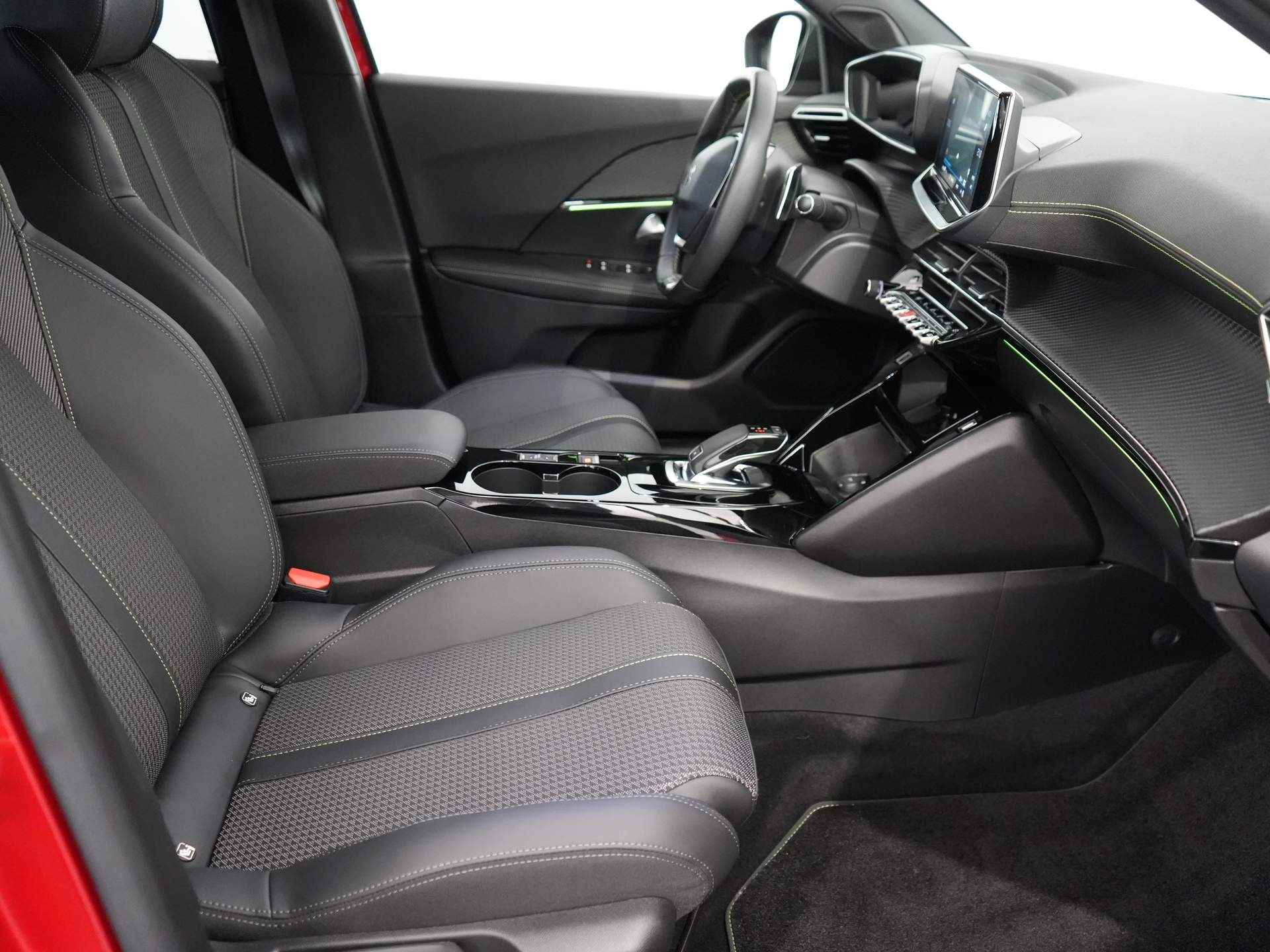 Peugeot 2008 1.2 PureTech GT Pack | Keyless start | Cruise control adaptief met stop&go en stuurhulp | Lichtmetalen velgen 18" | Apple Carplay/Android Auto - 23/30