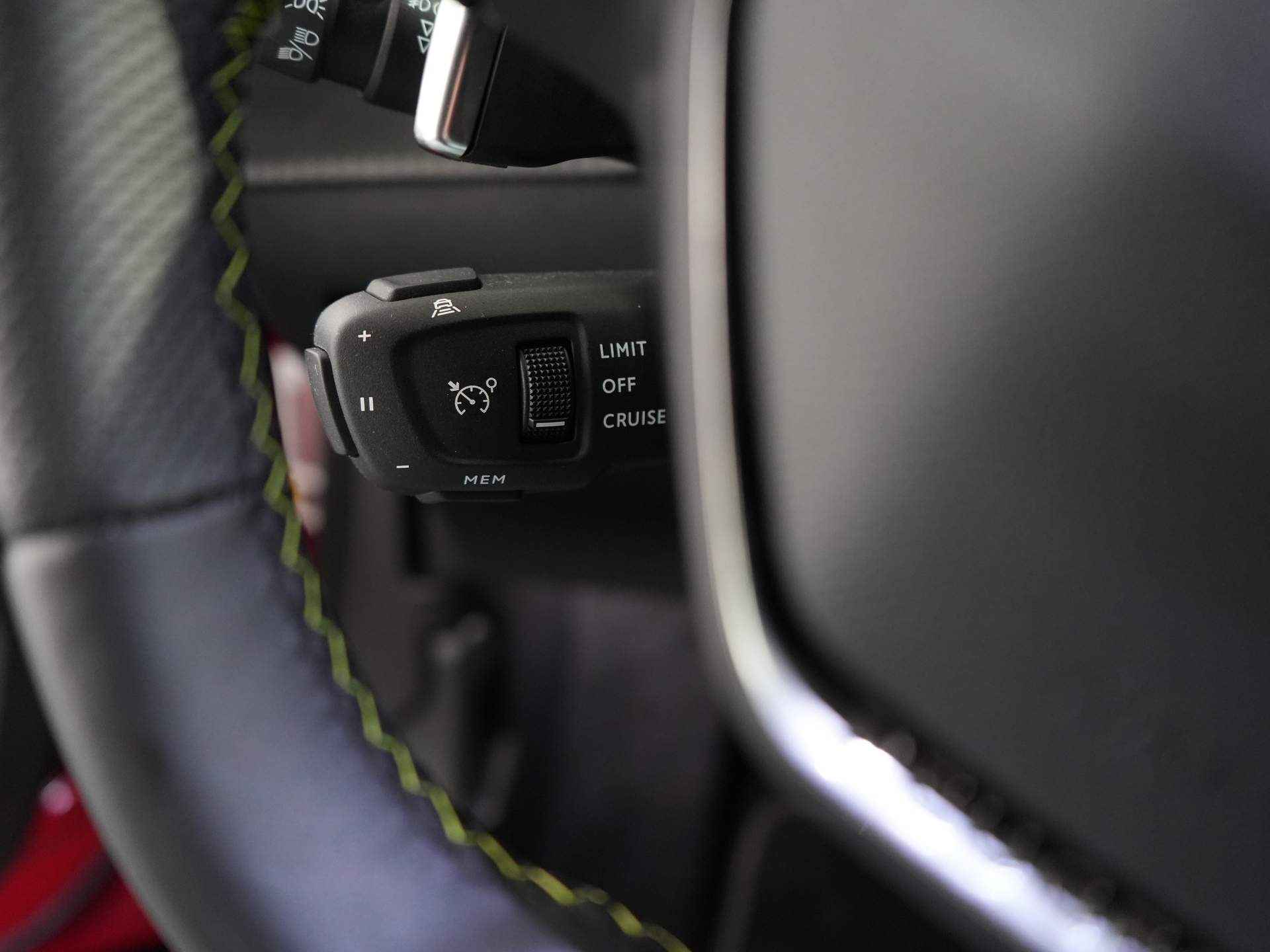 Peugeot 2008 1.2 PureTech GT Pack | Keyless start | Cruise control adaptief met stop&go en stuurhulp | Lichtmetalen velgen 18" | Apple Carplay/Android Auto - 25/30