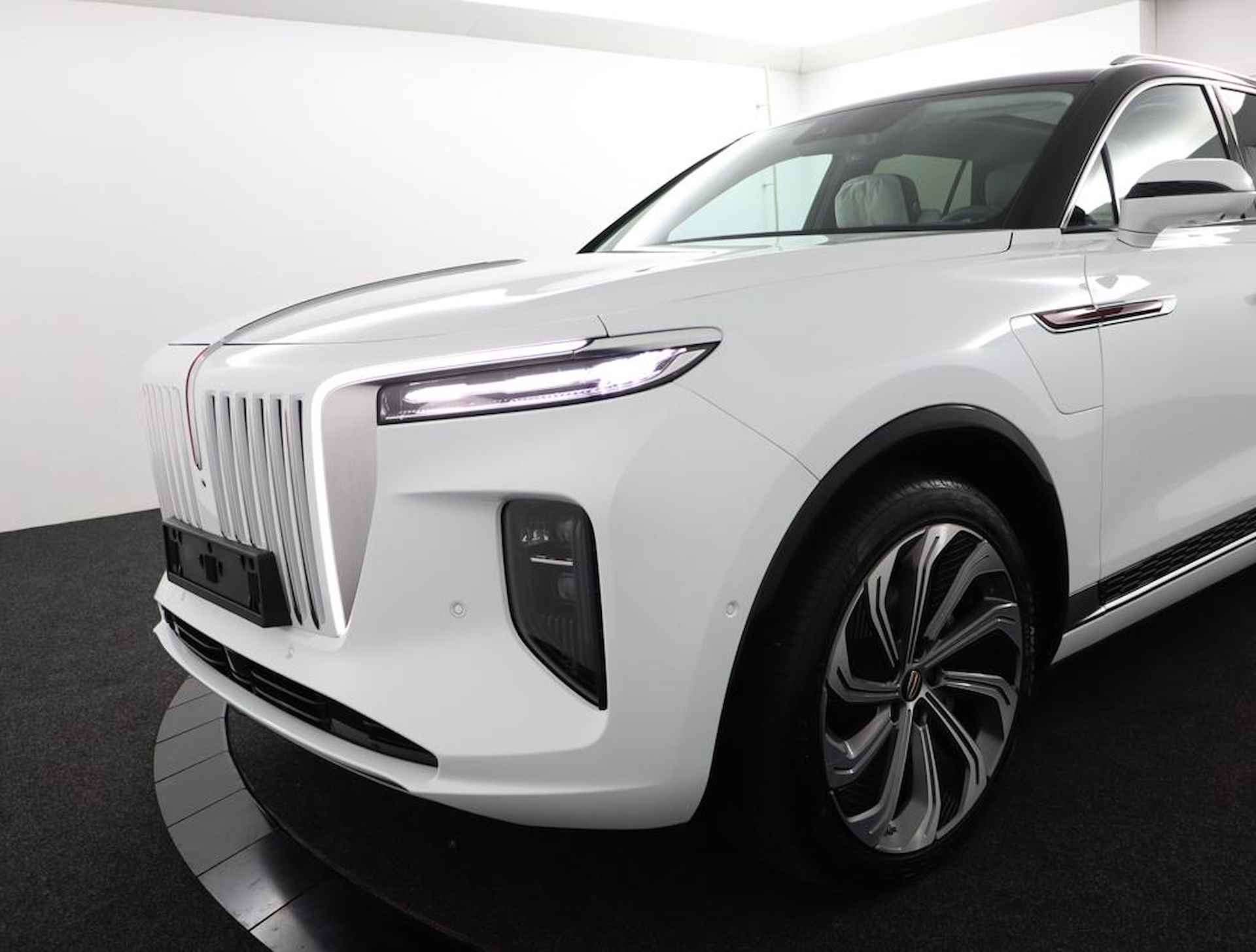 Hongqi  E-HS9 President Long Range Limited 120 kWh 551pk - 31/103