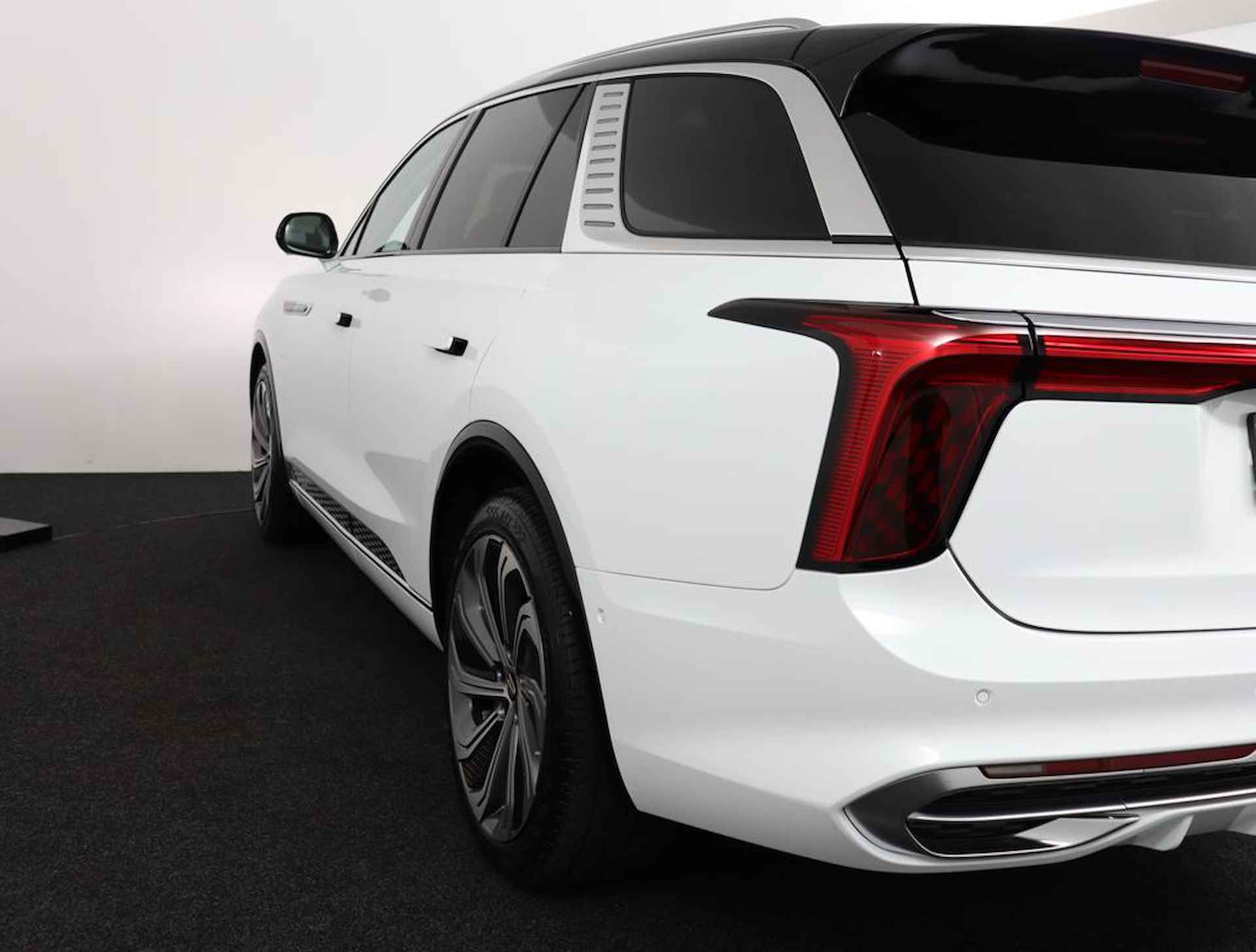 Hongqi  E-HS9 President Long Range Limited 120 kWh 551pk - 39/103