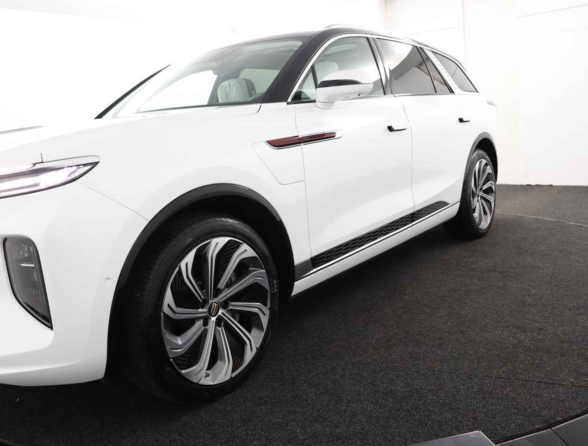 Hongqi  E-HS9 President Long Range Limited 120 kWh 551pk - 41/103