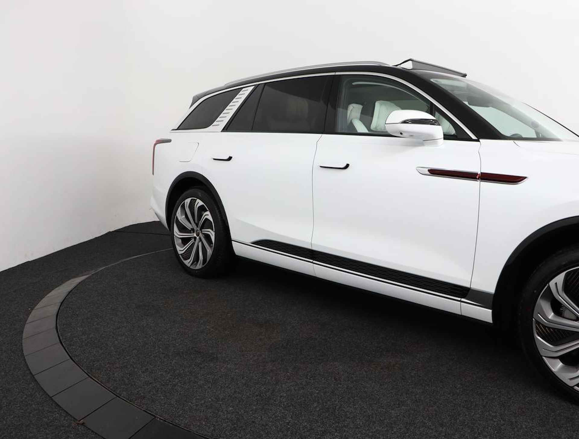 Hongqi  E-HS9 President Long Range Limited 120 kWh 551pk - 52/103