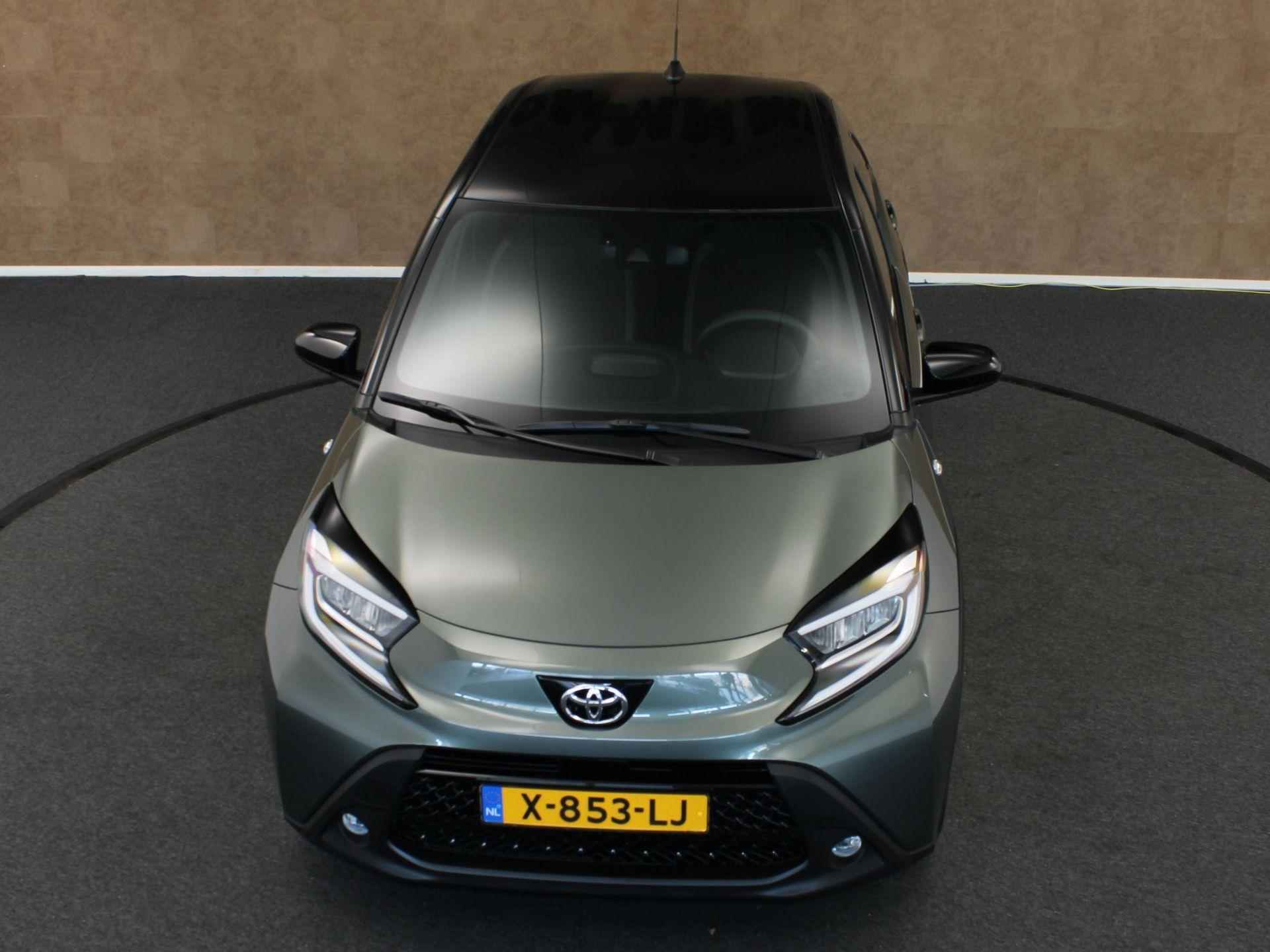 Toyota Aygo X 1.0 VVT-i S-CVT Pulse - ORIGINEEL NEDERLANDSE AUTO - TWO TONE KLEUR - ADAPTIEVE CRUISE CONTROL - APPLE CARPLAY - CLIMATE CONTROL - RIJSTROOKSENSOR - LICHTMETALEN VELGEN 17 INCH - 11/31