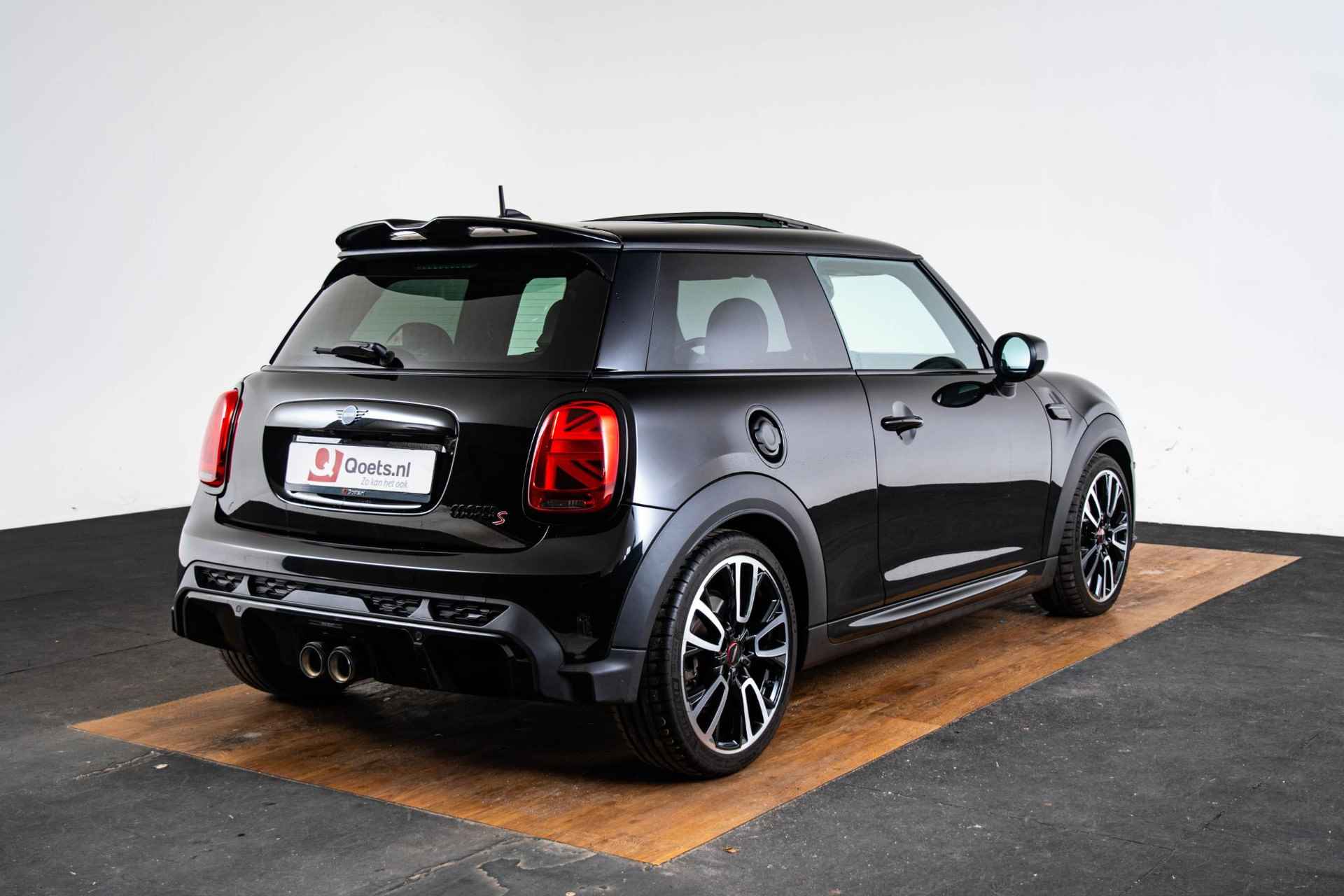 Mini Mini 2.0 Cooper S John Cooper Works Mini Mini 2.0 Cooper S Rockingham GT Edition Schuif/Kantel Dak - Parking/Driving Assistant - Head Up - Elektrisch verwarmbare voorstoelen - Comfort Access - Getinte Ruiten - Cruise Control - John Cooper Works Aerodynamica Kit - - 2/69