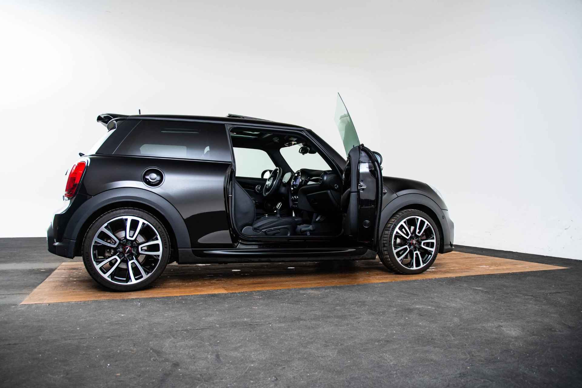 Mini Mini 2.0 Cooper S John Cooper Works Mini Mini 2.0 Cooper S Rockingham GT Edition Schuif/Kantel Dak - Parking/Driving Assistant - Head Up - Elektrisch verwarmbare voorstoelen - Comfort Access - Getinte Ruiten - Cruise Control - John Cooper Works Aerodynamica Kit - - 9/69