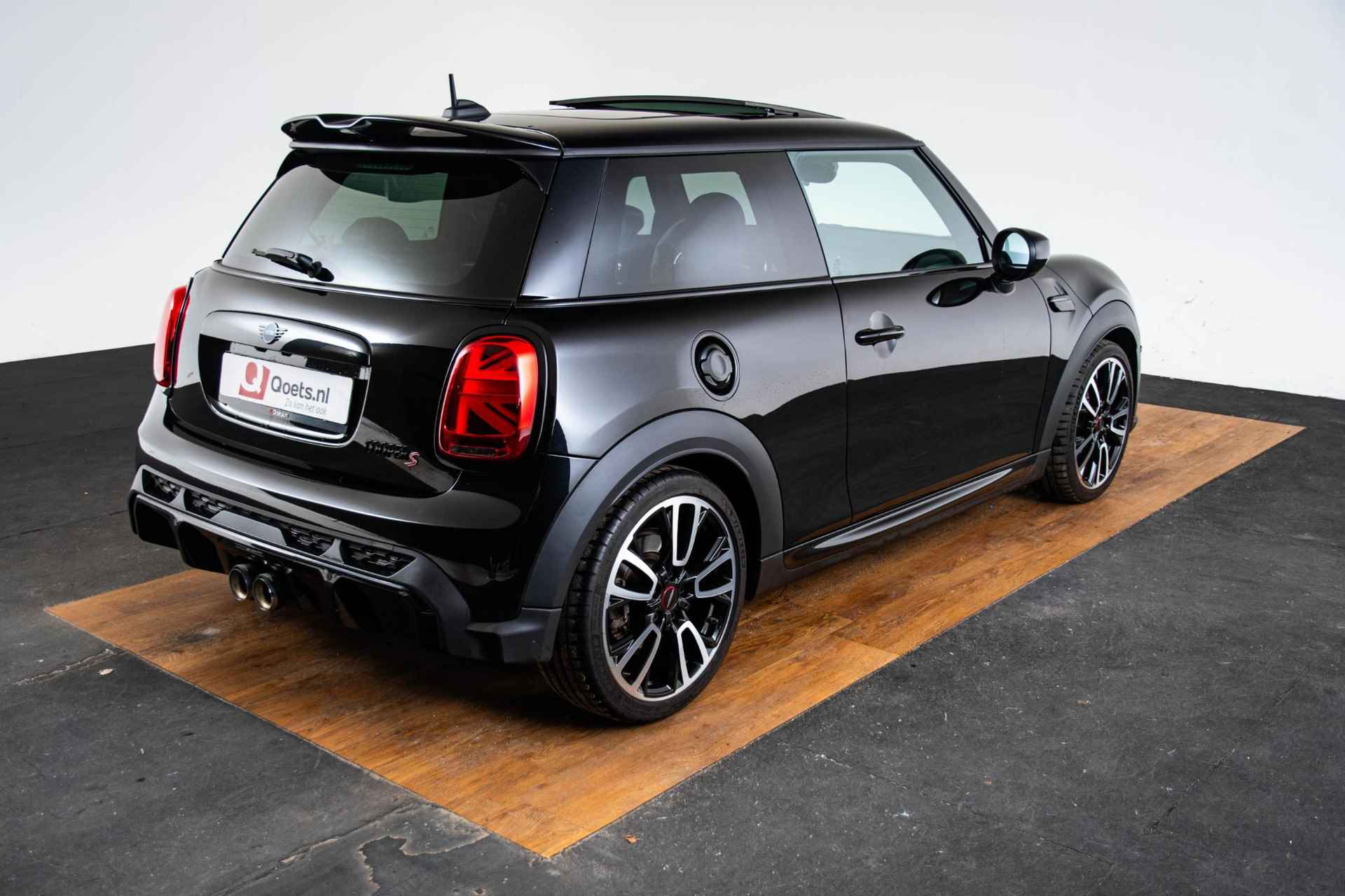 Mini Mini 2.0 Cooper S John Cooper Works Mini Mini 2.0 Cooper S Rockingham GT Edition Schuif/Kantel Dak - Parking/Driving Assistant - Head Up - Elektrisch verwarmbare voorstoelen - Comfort Access - Getinte Ruiten - Cruise Control - John Cooper Works Aerodynamica Kit - - 11/69