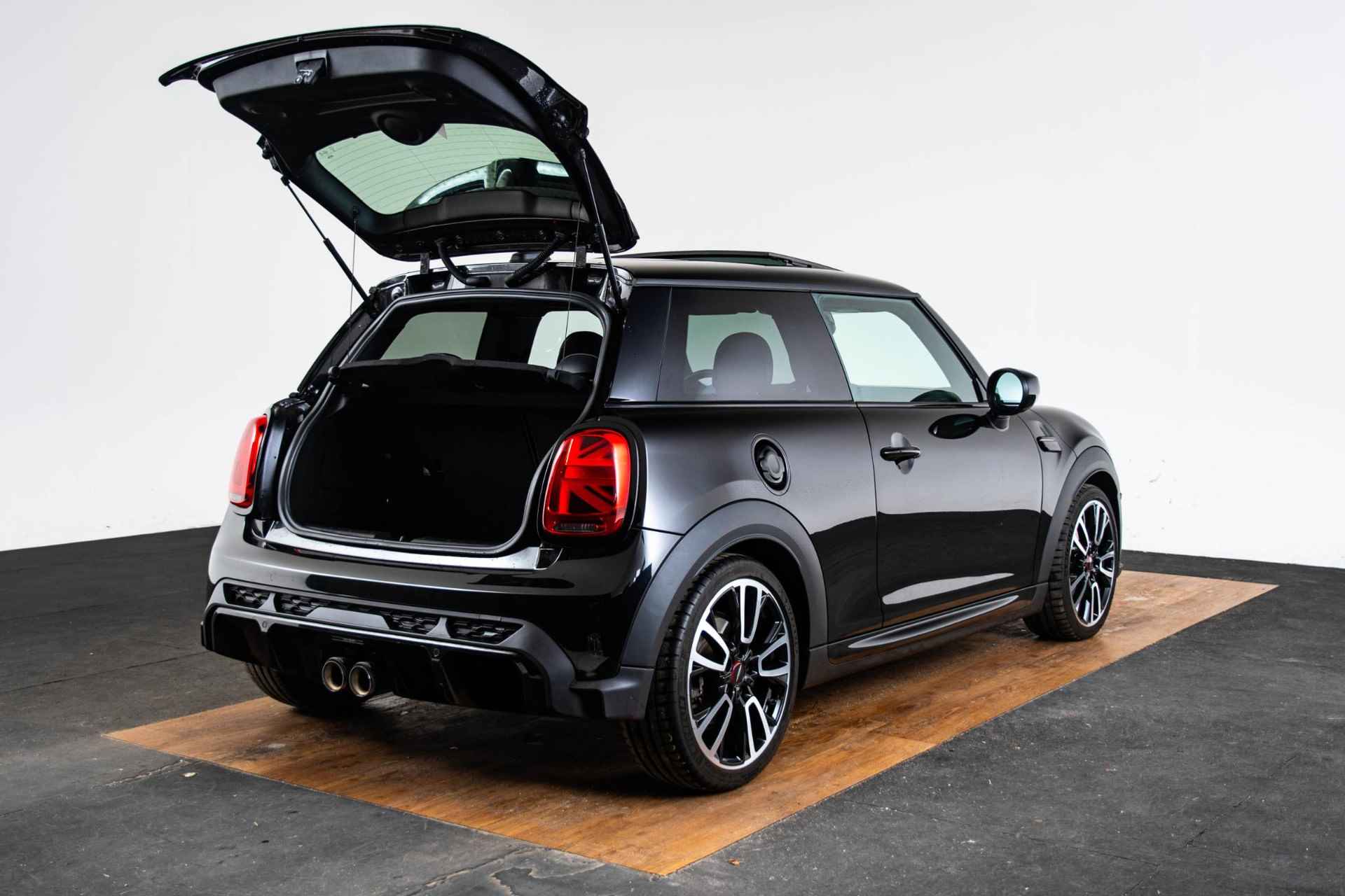 Mini Mini 2.0 Cooper S John Cooper Works Mini Mini 2.0 Cooper S Rockingham GT Edition Schuif/Kantel Dak - Parking/Driving Assistant - Head Up - Elektrisch verwarmbare voorstoelen - Comfort Access - Getinte Ruiten - Cruise Control - John Cooper Works Aerodynamica Kit - - 12/69