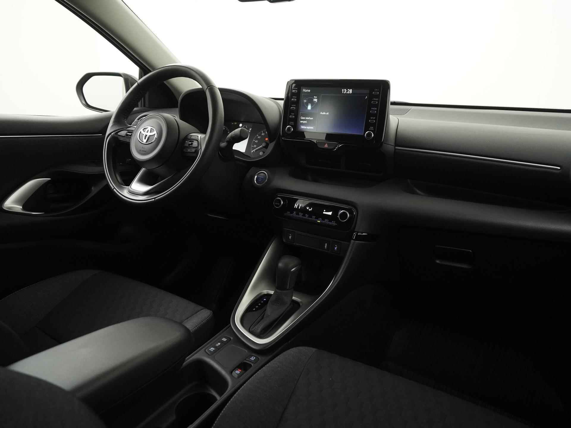 Toyota Yaris 1.5 Hybrid Active | Camera | Carplay | Adapt cruise | Winter pakket |  Zondag Open! - 2/36