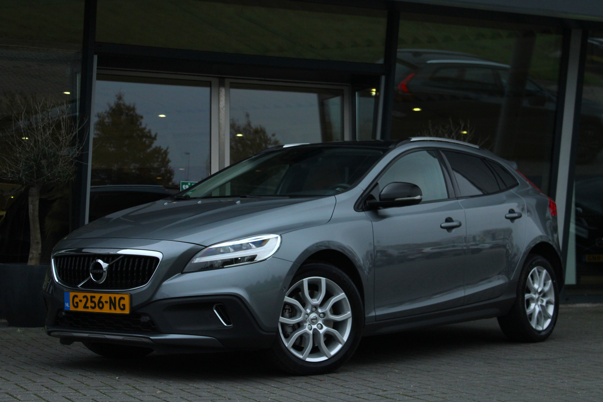 Volvo V40 Cross Country T3 Polar+ Luxury | Harman/Kardon | Camera | Full LED | Navigatie | Panoramadak | Cruise Control | Parkeerhulp | 17