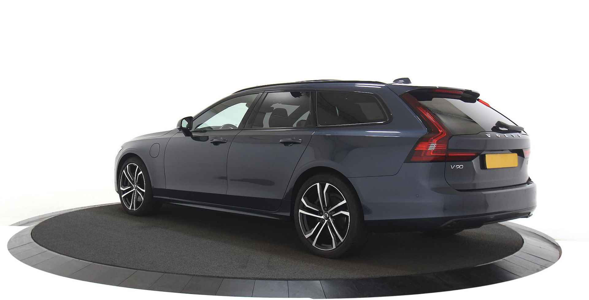 Volvo V90 2.0 T8 AWD R-Design | Pano | Stoelverwarming en koeling | Trekhaak - 3/16