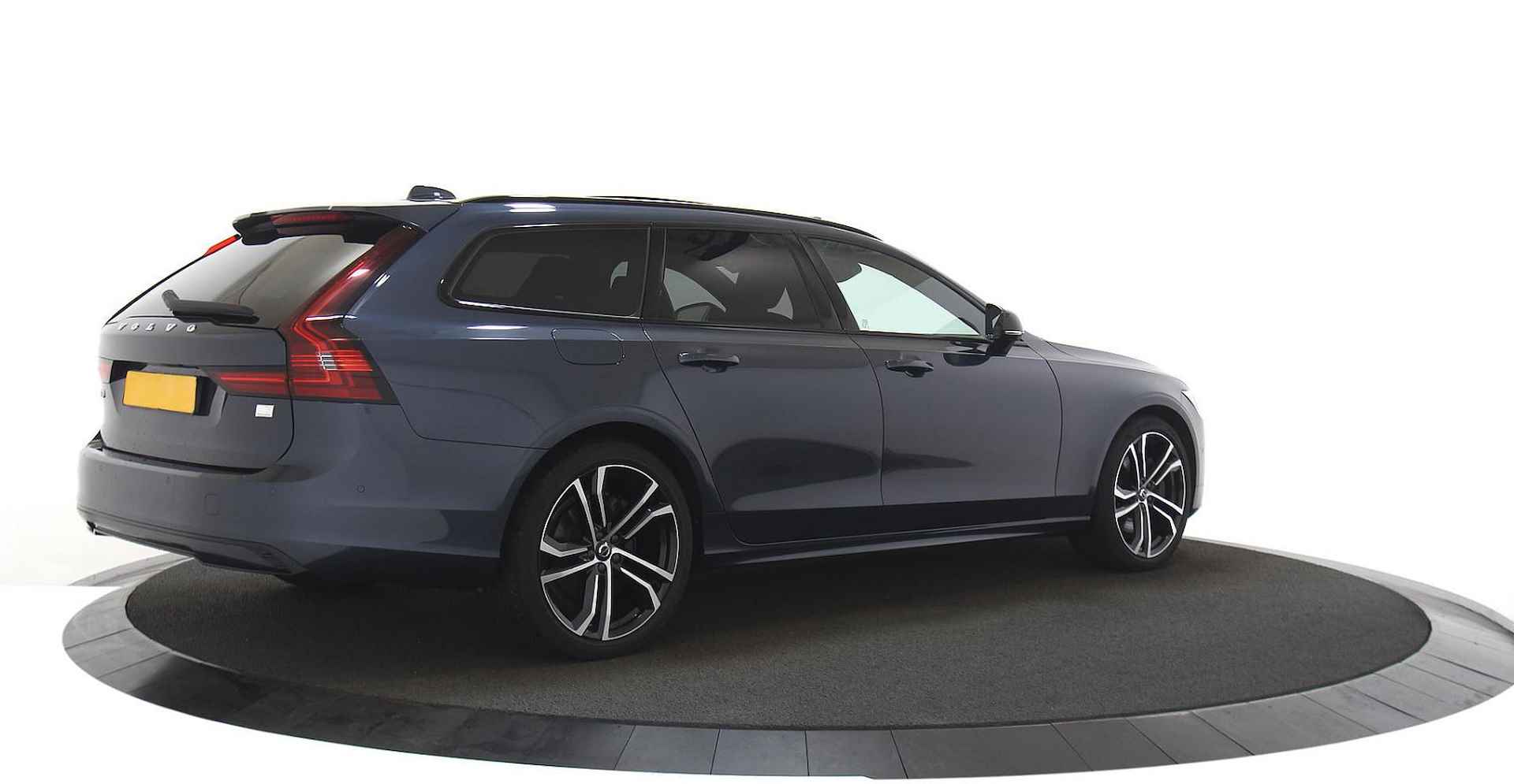 Volvo V90 2.0 T8 AWD R-Design | Pano | Stoelverwarming en koeling | Trekhaak - 5/16