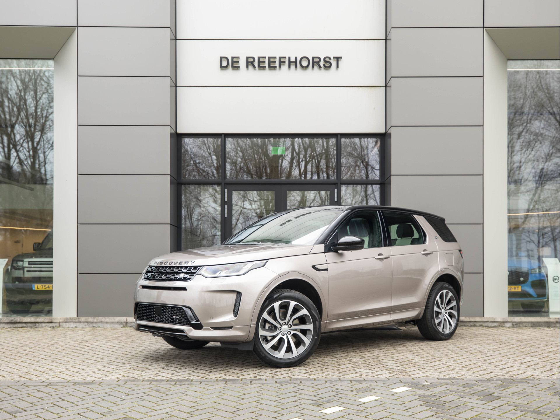 Land Rover Discovery Sport P300e R-Dynamic S | Light Oyster | Adaptive Cruise | Elek. Haak | LED