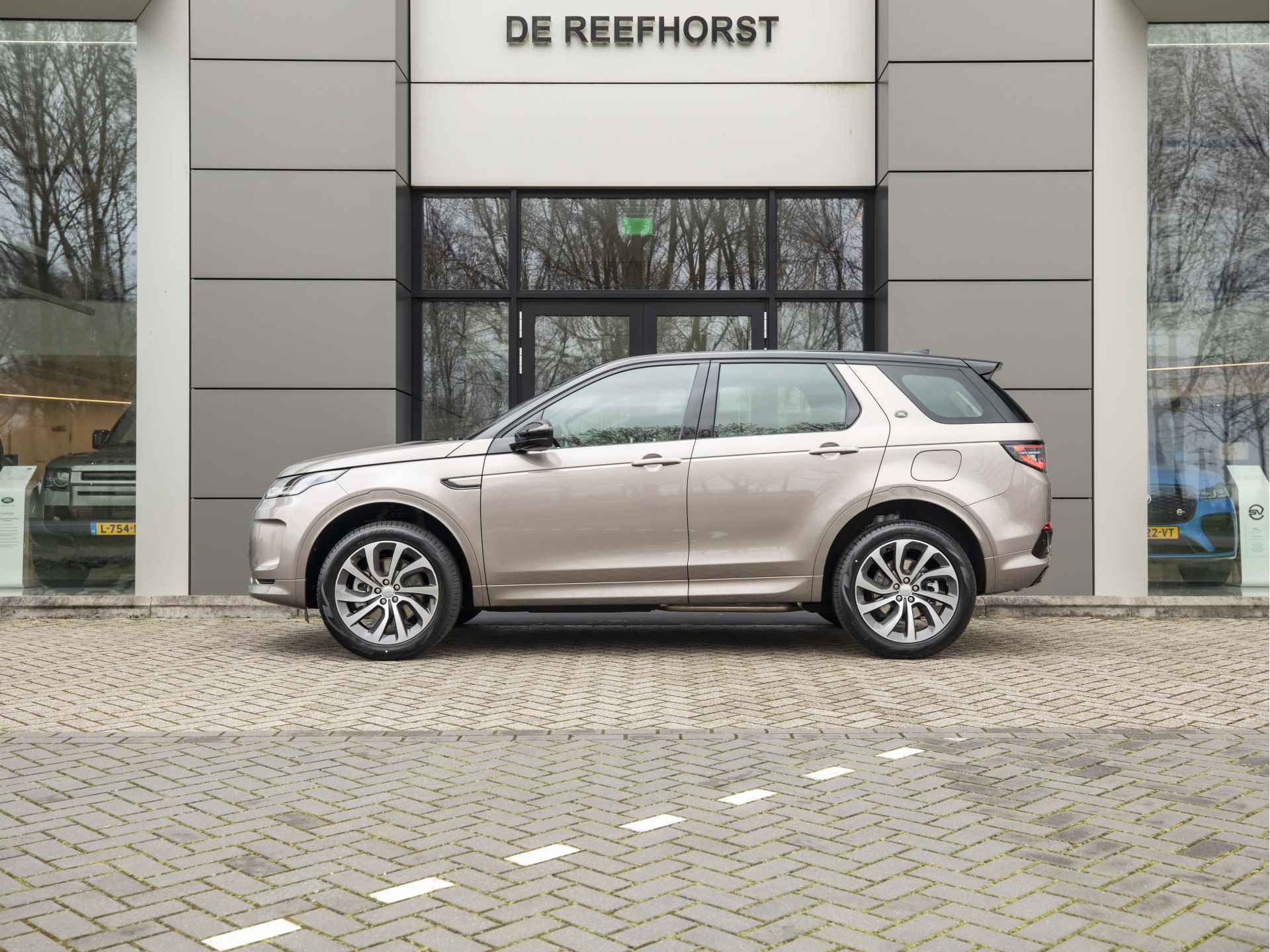 Land Rover Discovery Sport P300e R-Dynamic S | Light Oyster | Adaptive Cruise | Elek. Haak | LED - 2/59