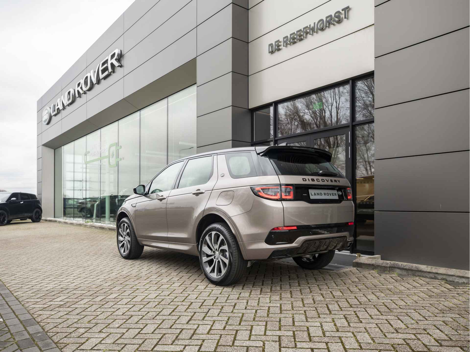 Land Rover Discovery Sport P300e R-Dynamic S | Light Oyster | Adaptive Cruise | Elek. Haak | LED - 3/59