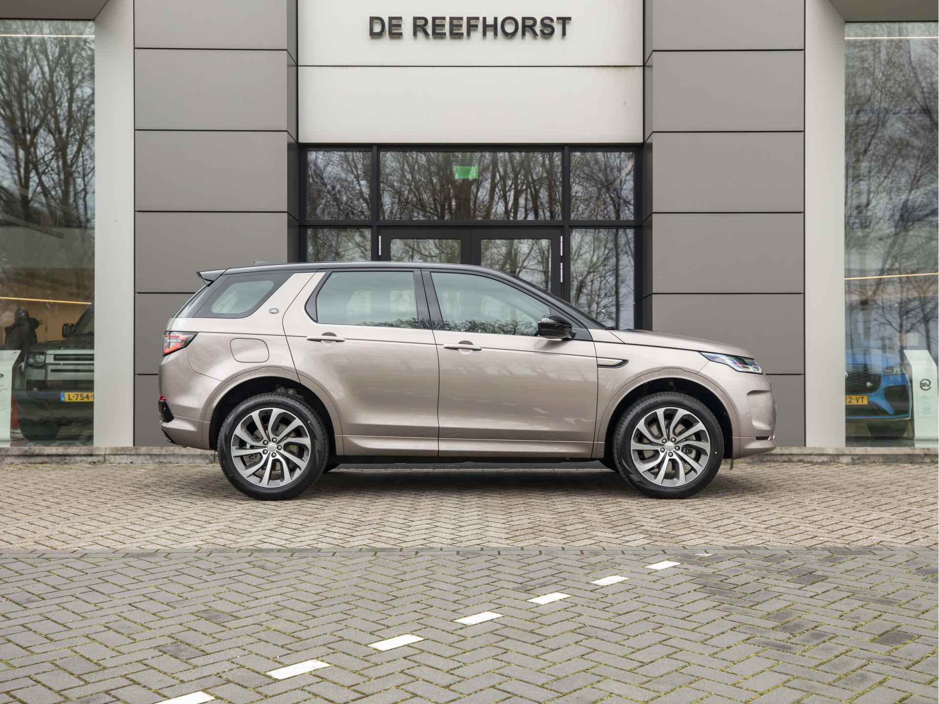 Land Rover Discovery Sport P300e R-Dynamic S | Light Oyster | Adaptive Cruise | Elek. Haak | LED - 8/59