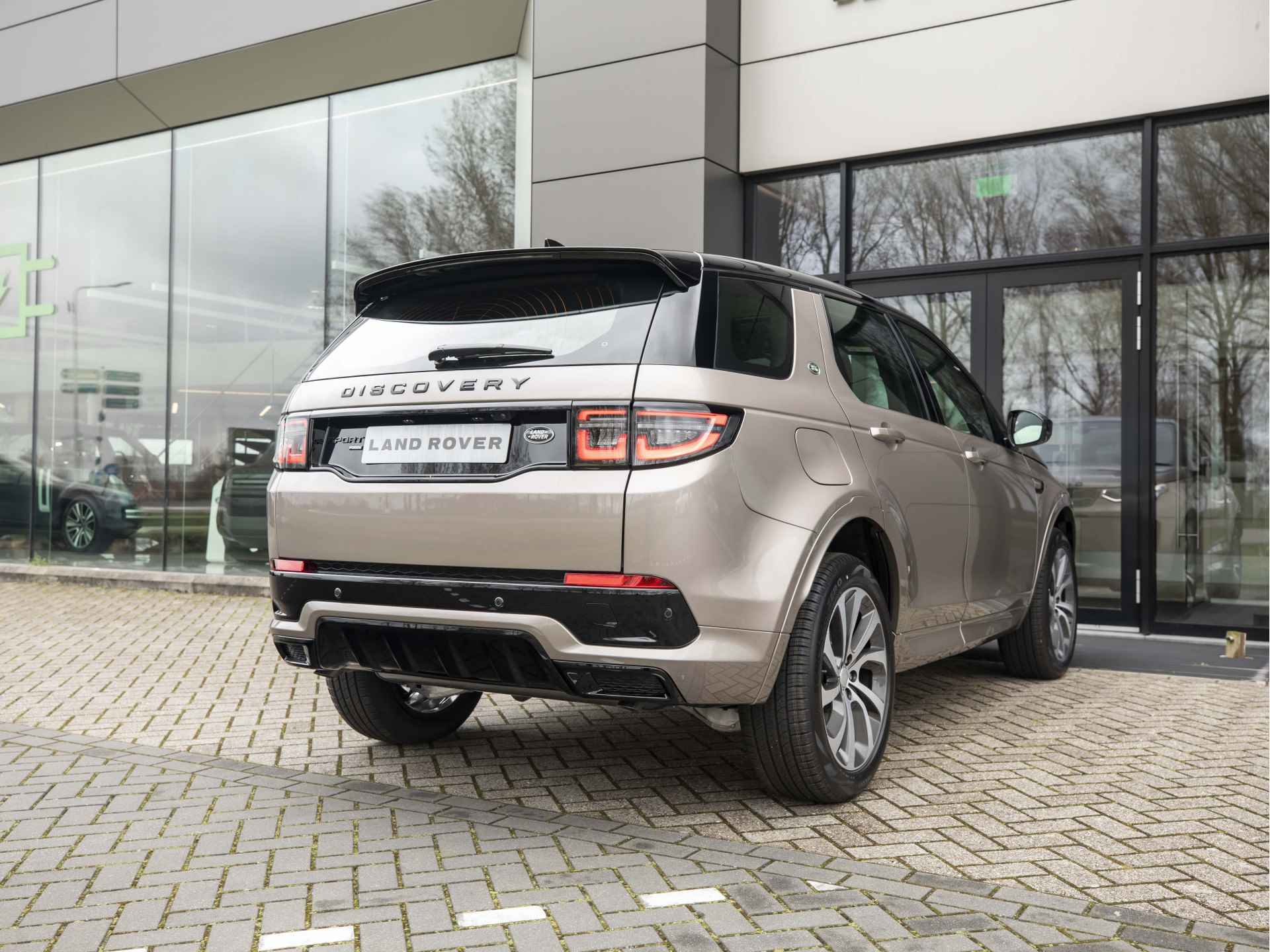 Land Rover Discovery Sport P300e R-Dynamic S | Light Oyster | Adaptive Cruise | Elek. Haak | LED - 17/59