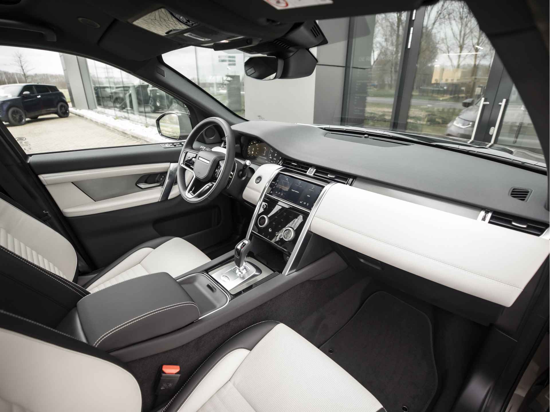 Land Rover Discovery Sport P300e R-Dynamic S | Light Oyster | Adaptive Cruise | Elek. Haak | LED - 23/59