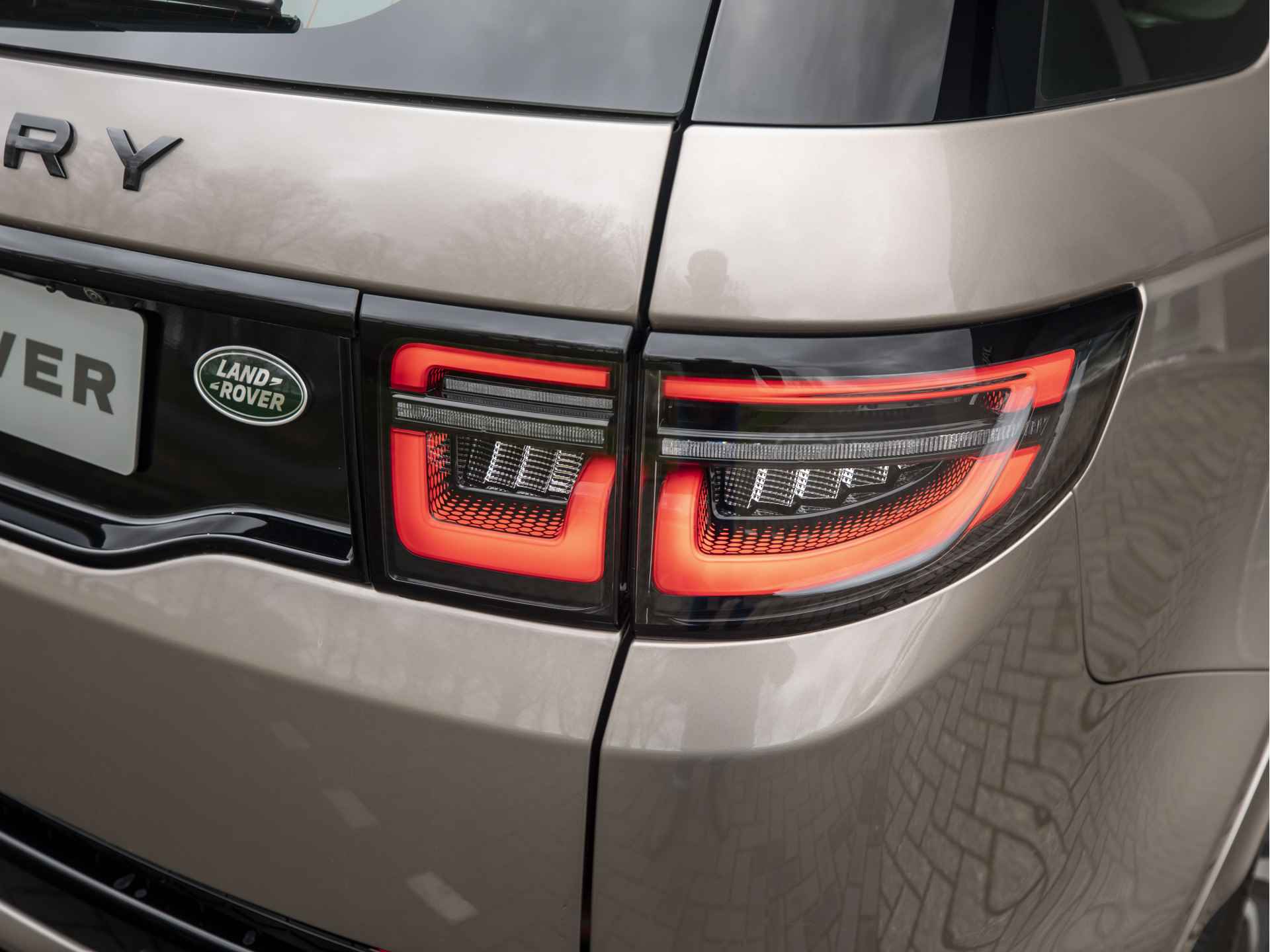 Land Rover Discovery Sport P300e R-Dynamic S | Light Oyster | Adaptive Cruise | Elek. Haak | LED - 35/59