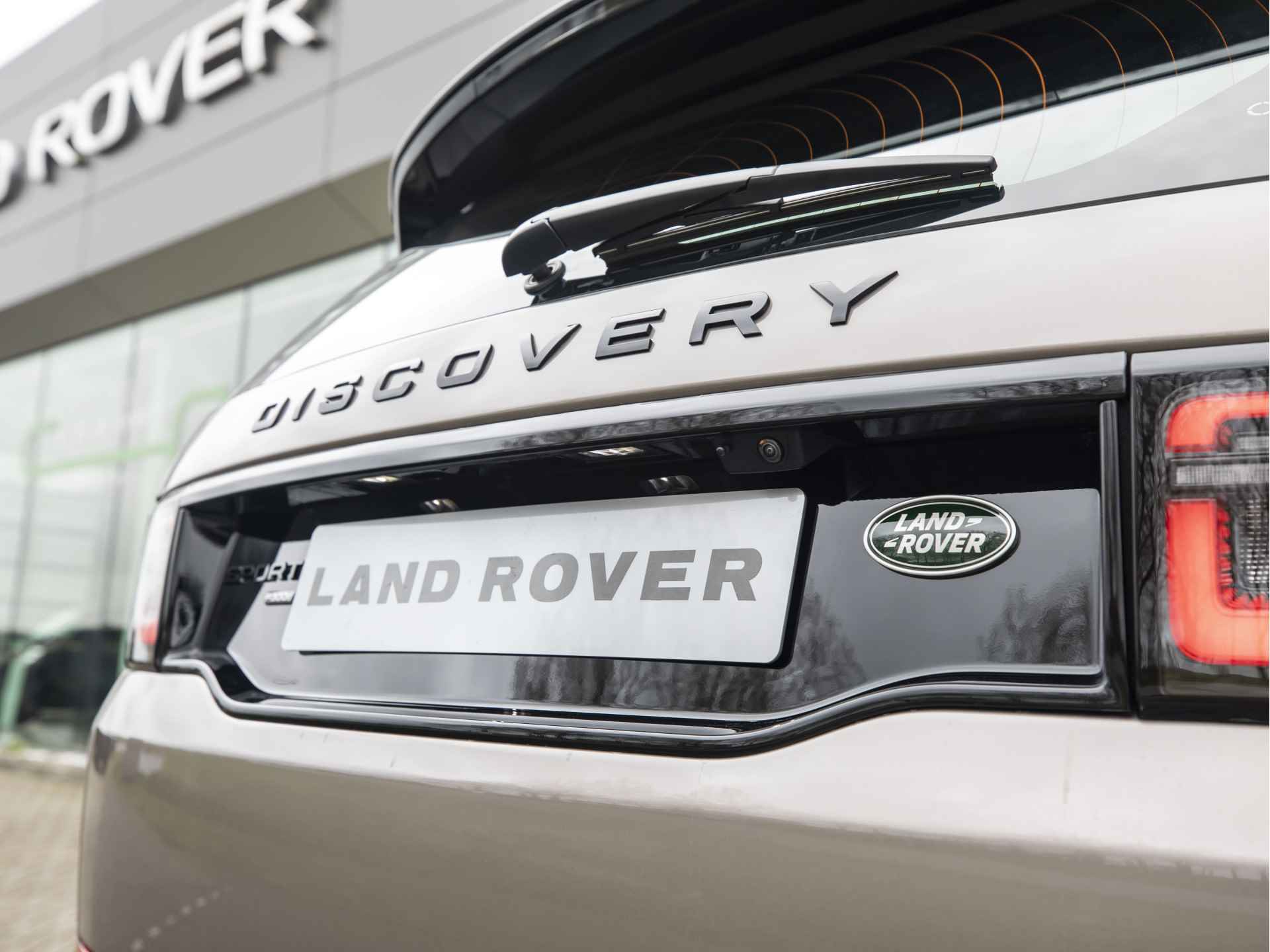 Land Rover Discovery Sport P300e R-Dynamic S | Light Oyster | Adaptive Cruise | Elek. Haak | LED - 36/59