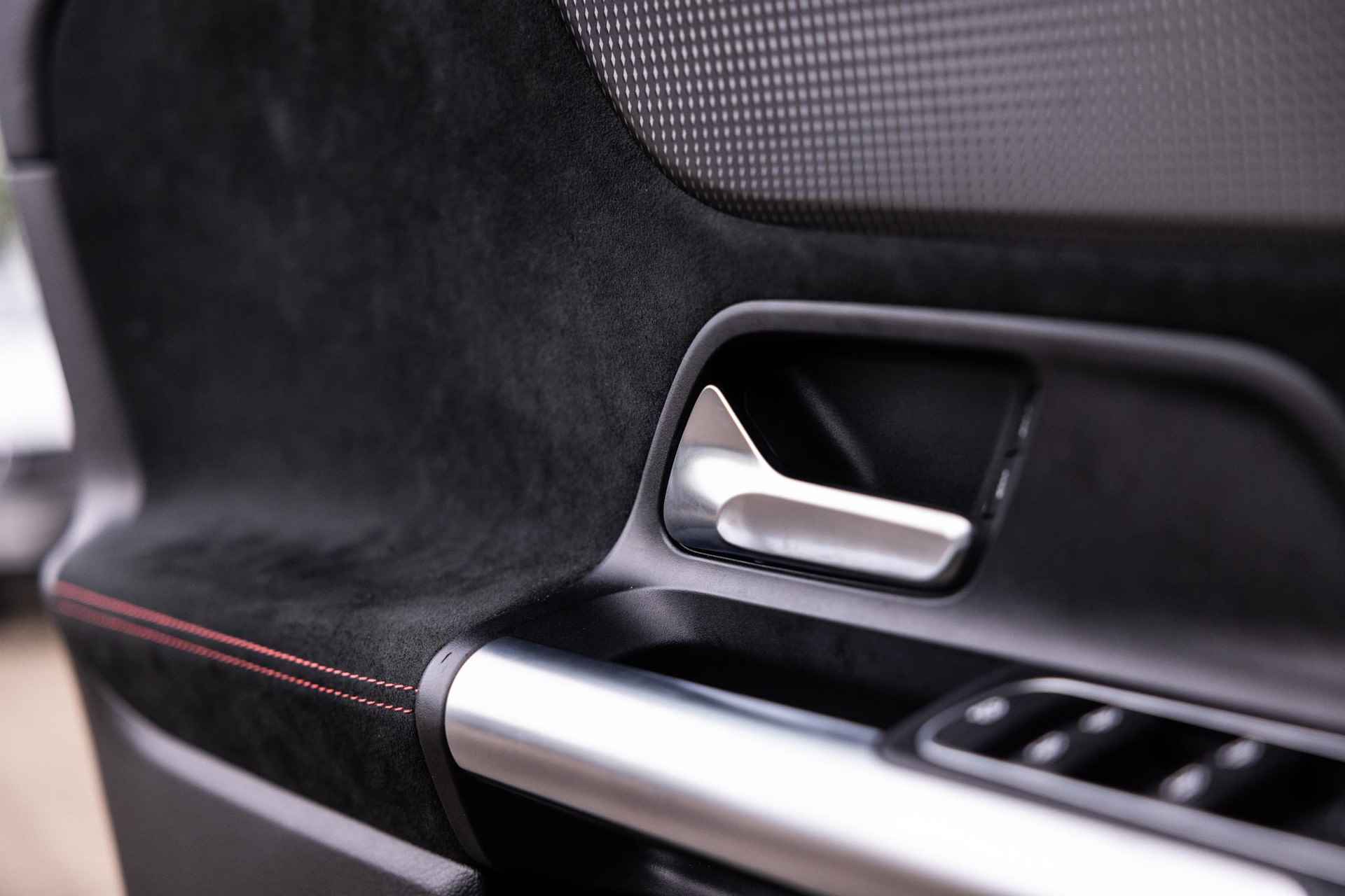 Mercedes-Benz EQA 250 AMG Line | Premium pakket | Rijassistentiepakket |  Achteruitrijcamera | Trekhaak | Stoelverwarming | Sfeerverlichting | Antidiefstalpakket URBAN GUARD Plus - 36/41