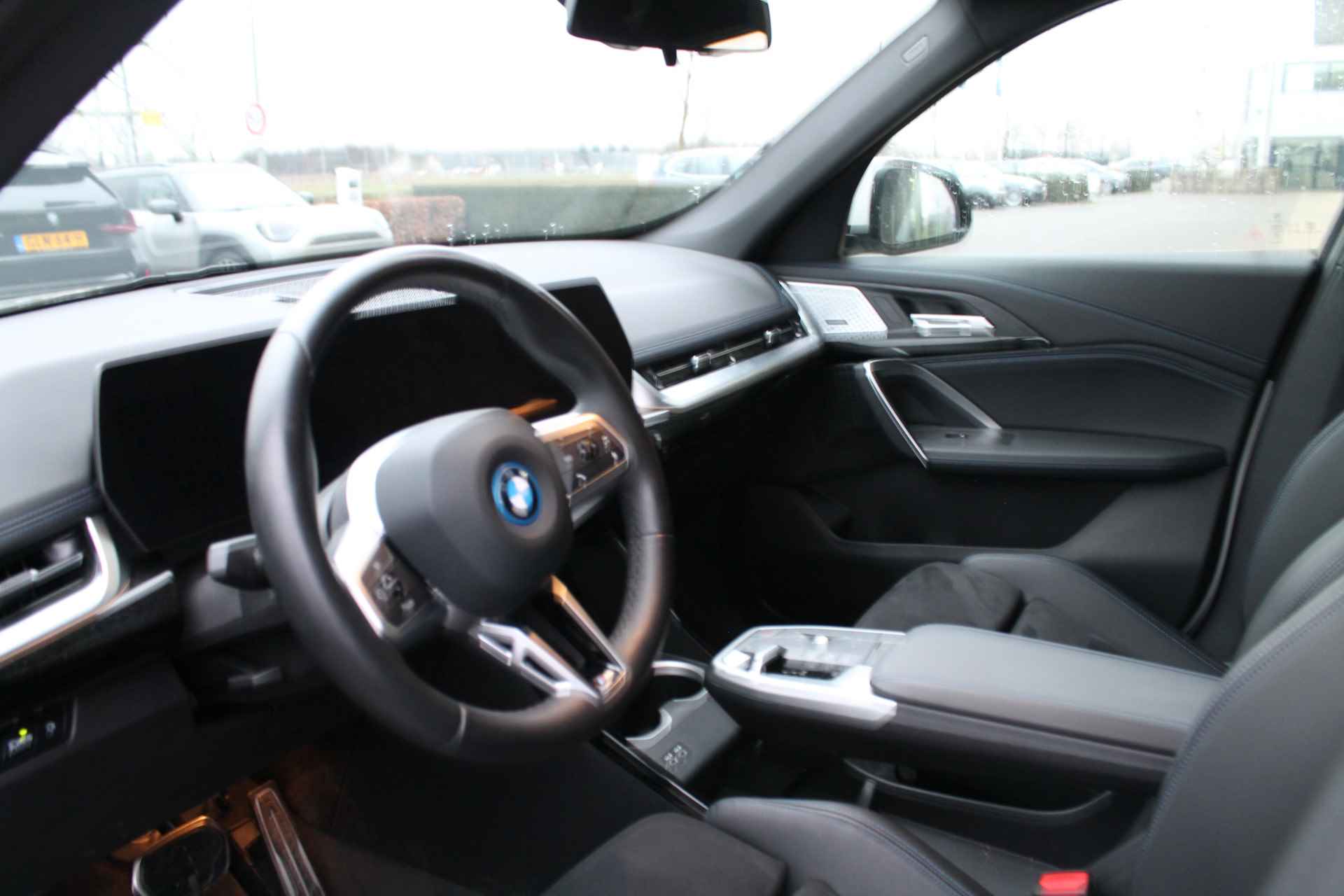 BMW iX1 eDrive20 M Sport / Trekhaak / Adaptief M Onderstel / Sportstoelen / Parking Assistant / Harman Kardon - 4/34