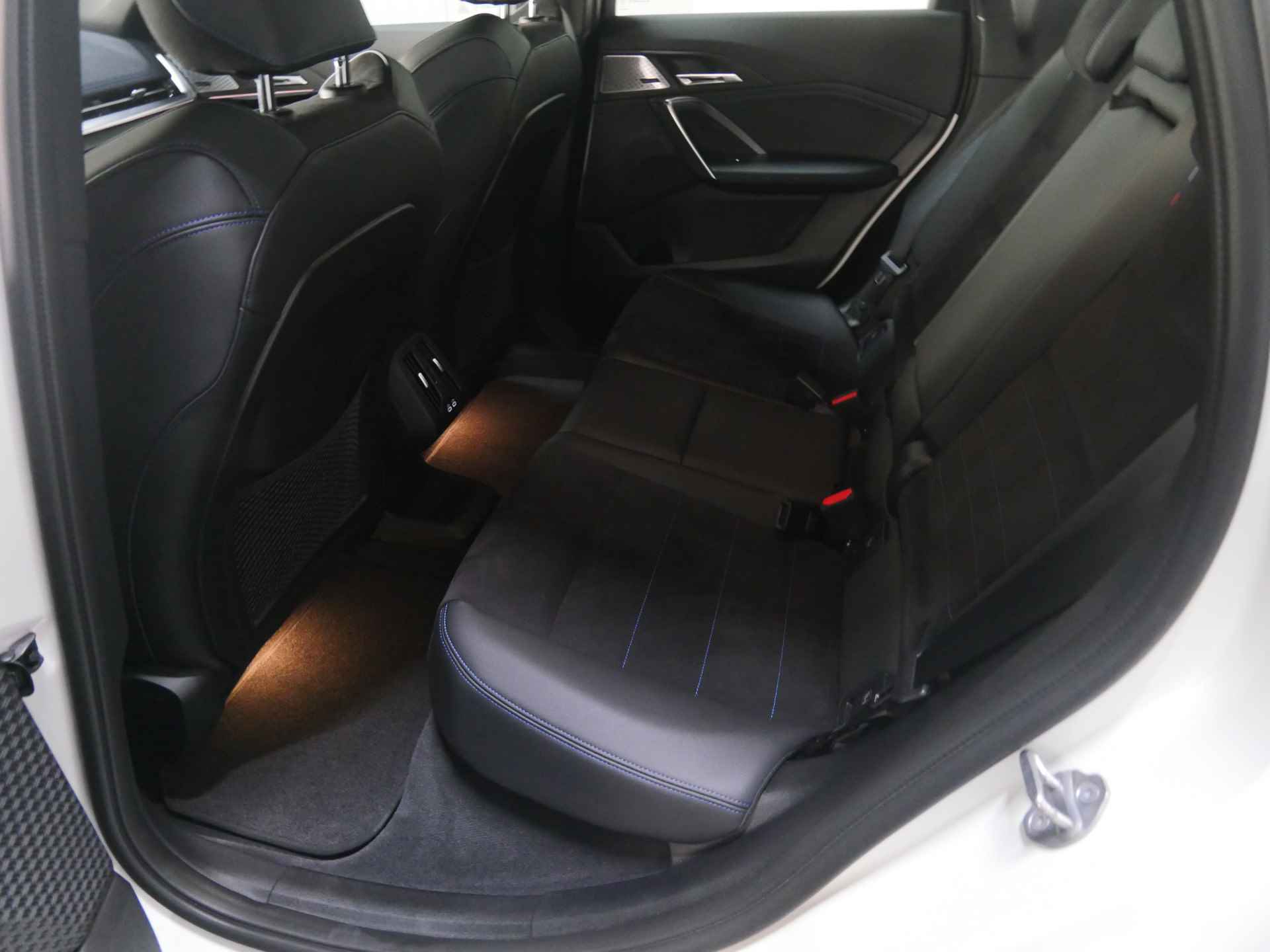 BMW iX1 eDrive20 M Sport / Trekhaak / Adaptief M Onderstel / Sportstoelen / Parking Assistant / Harman Kardon - 16/34