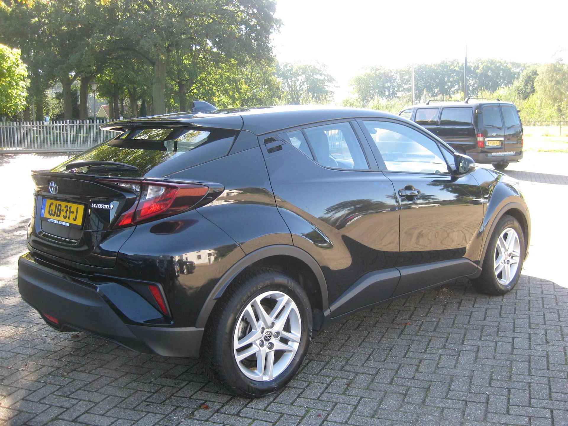 Toyota C-HR 1.8 Hybrid Business nette C-HR met navigatie,cruise control,achteruitrijcamera en all-seasons banden! - 6/17