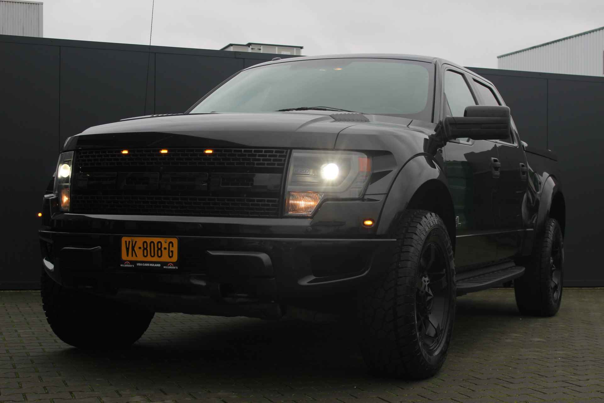 Ford USA F-150 SVT RAPTOR 6.2 V8 LPG 417PK | 4X4 | Trekhaak 3500kg | Camera | Navigatie | Stoelverwarming | 20 inch velgen | Schuif/kantel dak | Stoelverkoeling | Vol lederen bekleding | Zwarte hemel | Bluetooth | TV schermen achterin | - 3/81