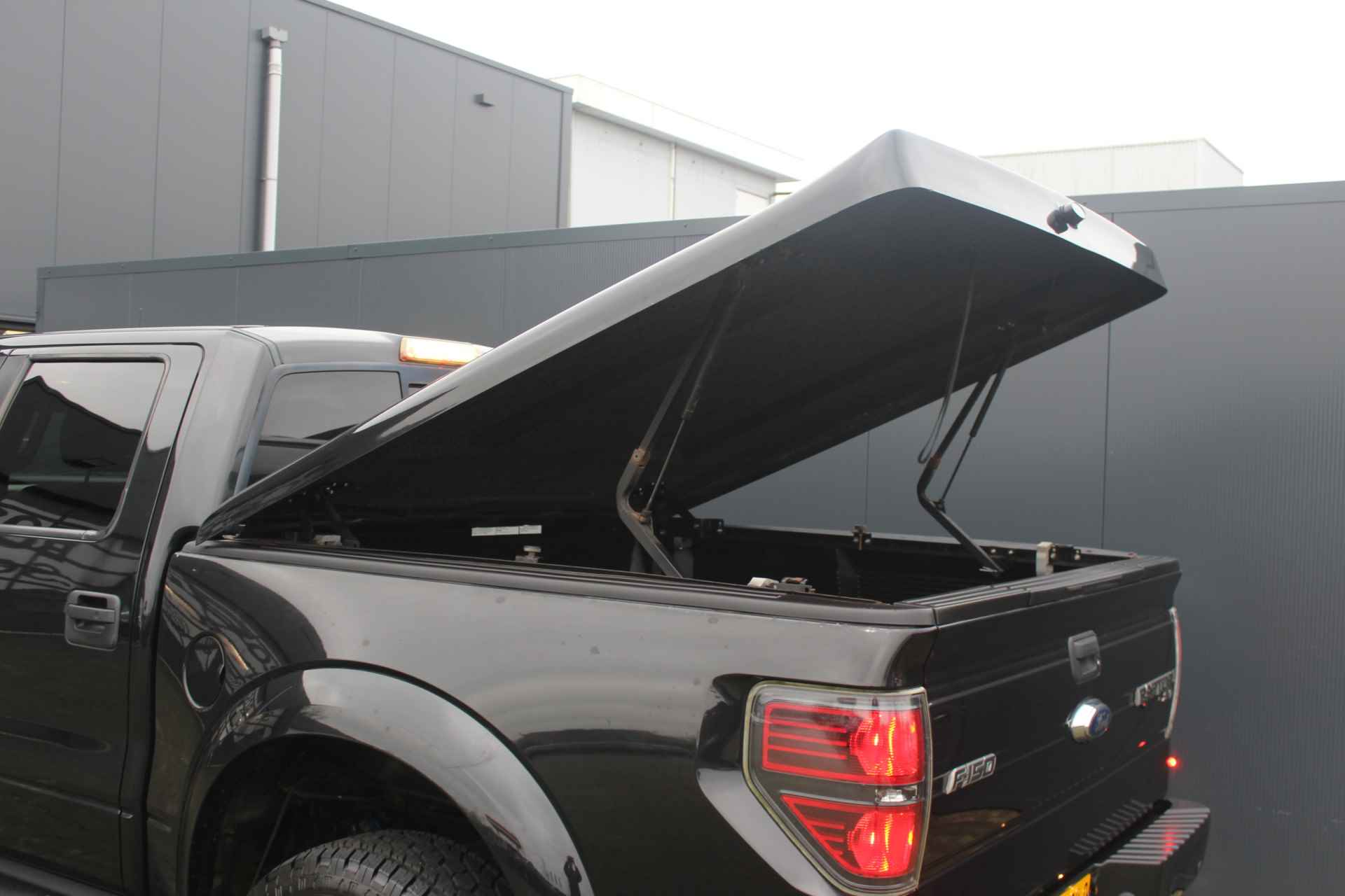 Ford USA F-150 SVT RAPTOR 6.2 V8 LPG 417PK | 4X4 | Trekhaak 3500kg | Camera | Navigatie | Stoelverwarming | 20 inch velgen | Schuif/kantel dak | Stoelverkoeling | Vol lederen bekleding | Zwarte hemel | Bluetooth | TV schermen achterin | - 14/81