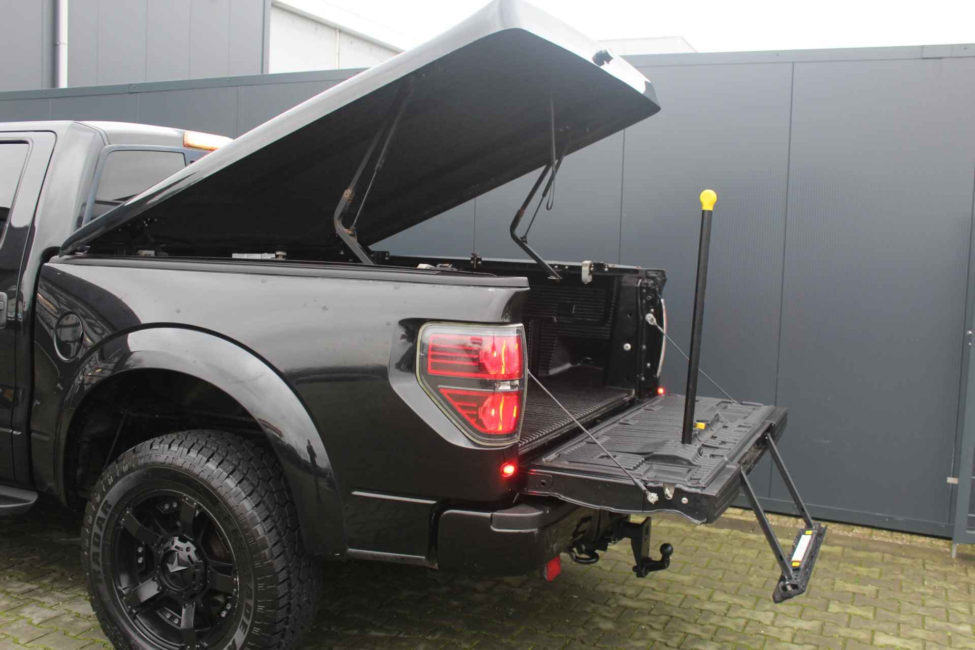 Ford USA F-150 SVT RAPTOR 6.2 V8 LPG 417PK | 4X4 | Trekhaak 3500kg | Camera | Navigatie | Stoelverwarming | 20 inch velgen | Schuif/kantel dak | Stoelverkoeling | Vol lederen bekleding | Zwarte hemel | Bluetooth | TV schermen achterin | - 17/81