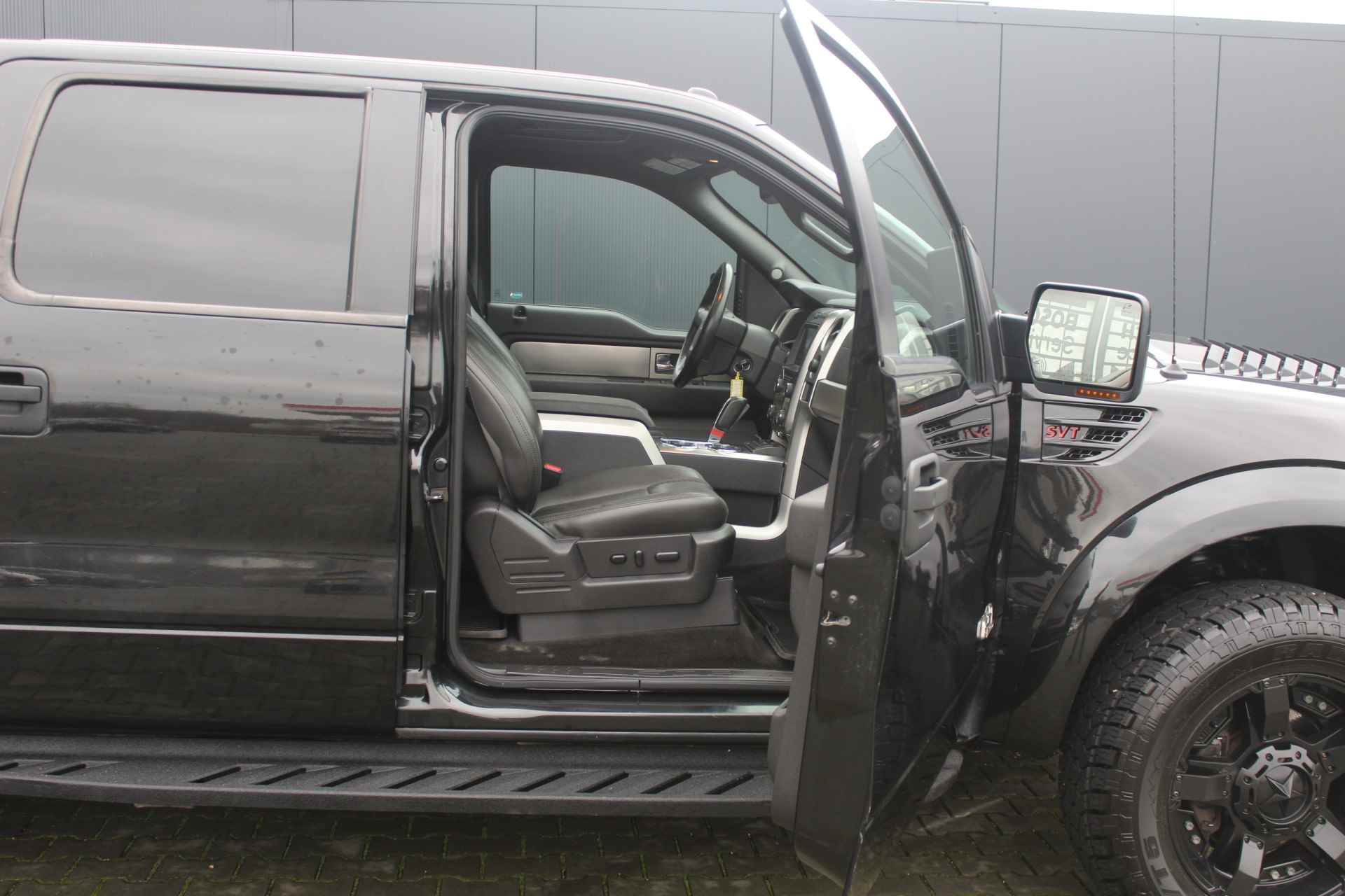 Ford USA F-150 SVT RAPTOR 6.2 V8 LPG 417PK | 4X4 | Trekhaak 3500kg | Camera | Navigatie | Stoelverwarming | 20 inch velgen | Schuif/kantel dak | Stoelverkoeling | Vol lederen bekleding | Zwarte hemel | Bluetooth | TV schermen achterin | - 26/81