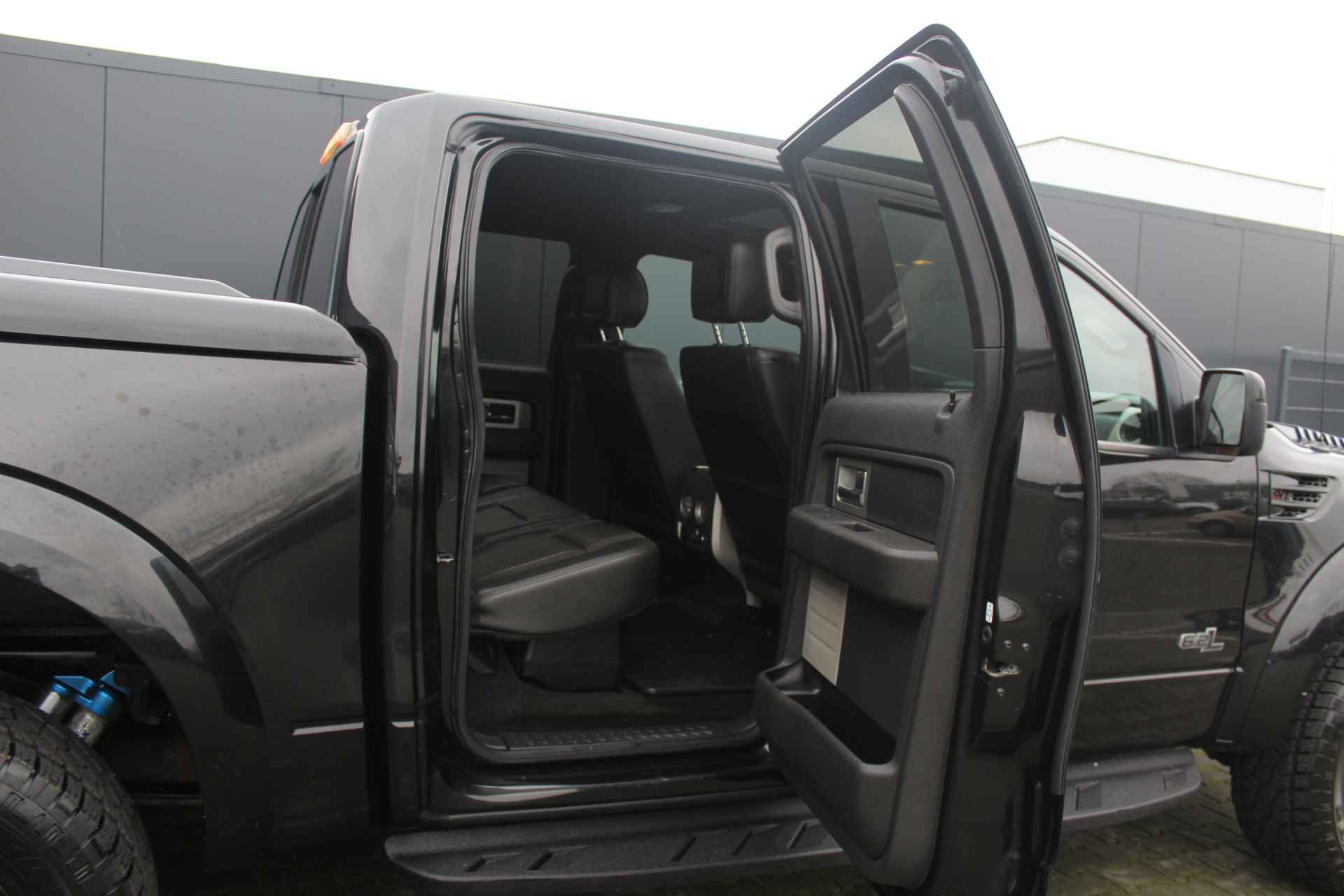 Ford USA F-150 SVT RAPTOR 6.2 V8 LPG 417PK | 4X4 | Trekhaak 3500kg | Camera | Navigatie | Stoelverwarming | 20 inch velgen | Schuif/kantel dak | Stoelverkoeling | Vol lederen bekleding | Zwarte hemel | Bluetooth | TV schermen achterin | - 34/81