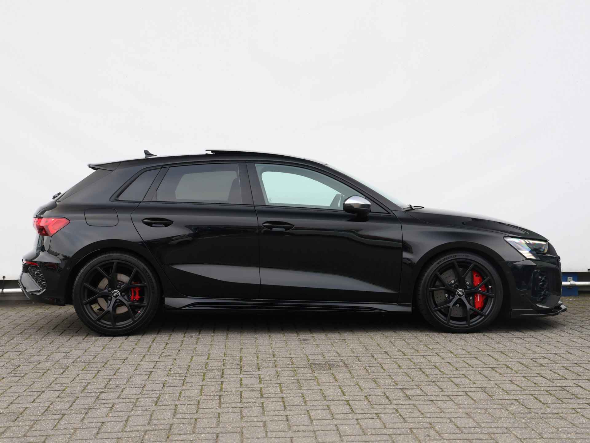 Audi RS3 Sportback 2.5 TFSI quattro 400pk | Keramisch | Pano | B&O | Head-up | 290km/u | Dodehoekdetectie | Adaptive cruise | Stoelverwarming | Keyless - 2/55