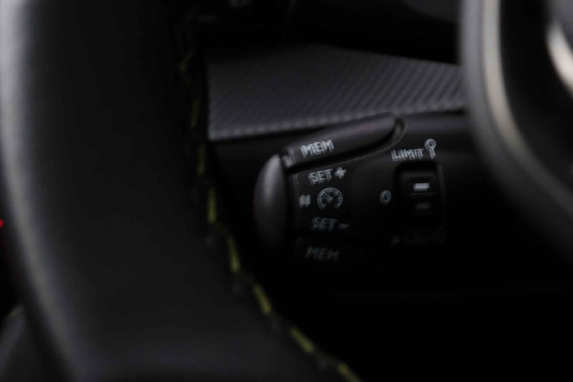 Peugeot 208 1.2 PureTech GT | Pano | Camera | Cruise Control | Navi | Climate | Carplay | Dodehoekbewaking - 38/39