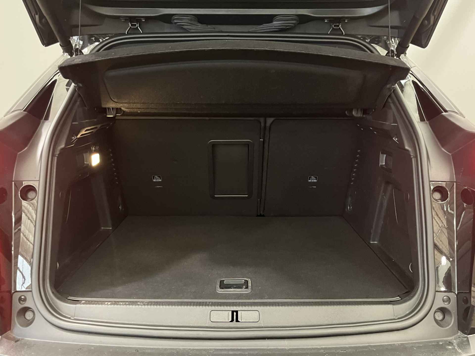 Peugeot 3008 1.6 HYbrid 225 GT | Black Pack | Panoramadak | Keyless | Elek.Stoel | Elek.Klep | Camera | Adaptieve cruise | Clima | Dode hoek  Geheugen! | Leder/Stof | 19'' Lichtmetaal | Getint glas | Carplay | 2023 | 18.337KM! - 9/56