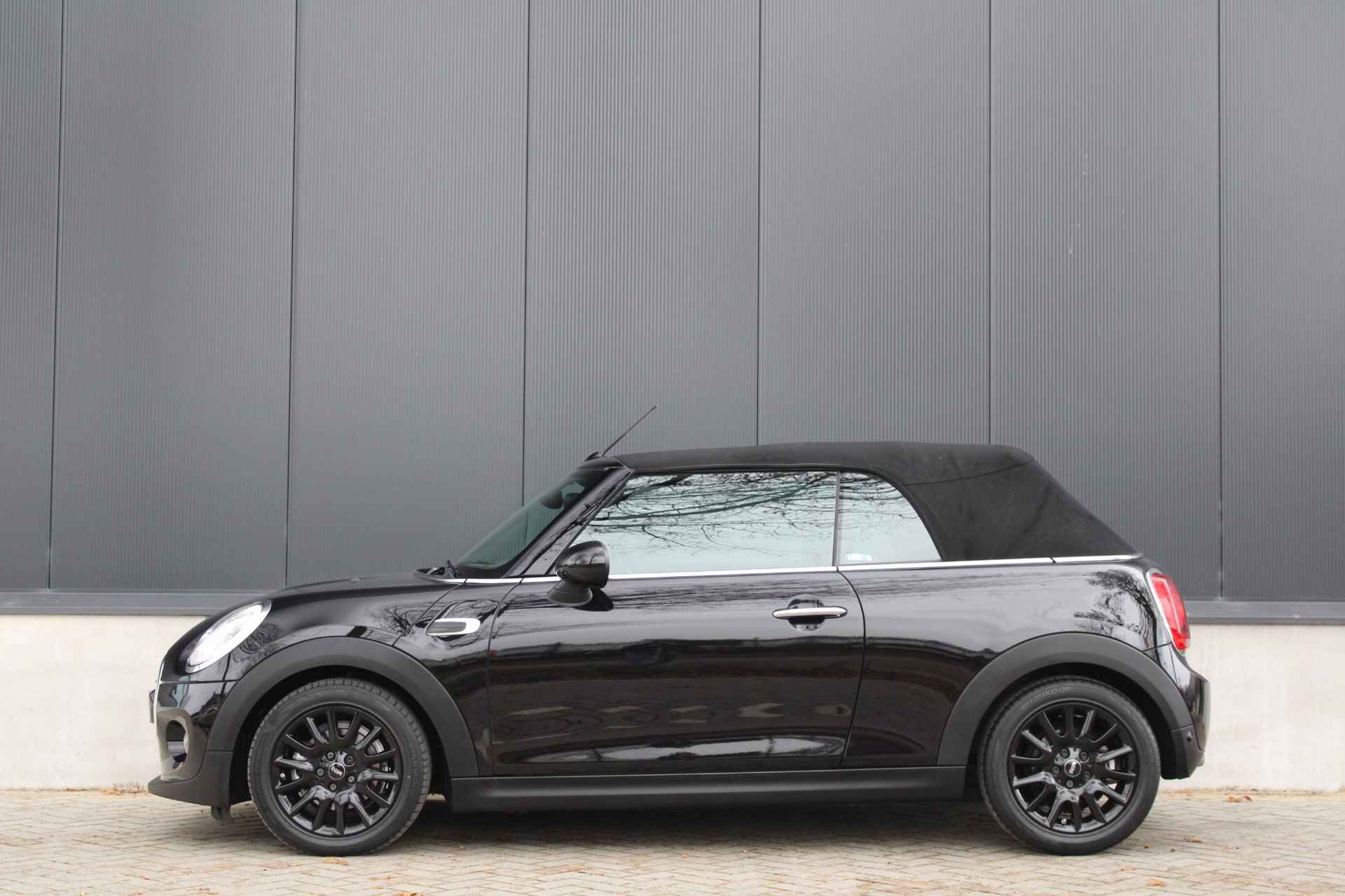 Mini Cooper 1.5 Cabriolet Chili | Custom Leder | Black Pack | Stoelverw. | Windscherm | Nav. | Xenon | - 2/25