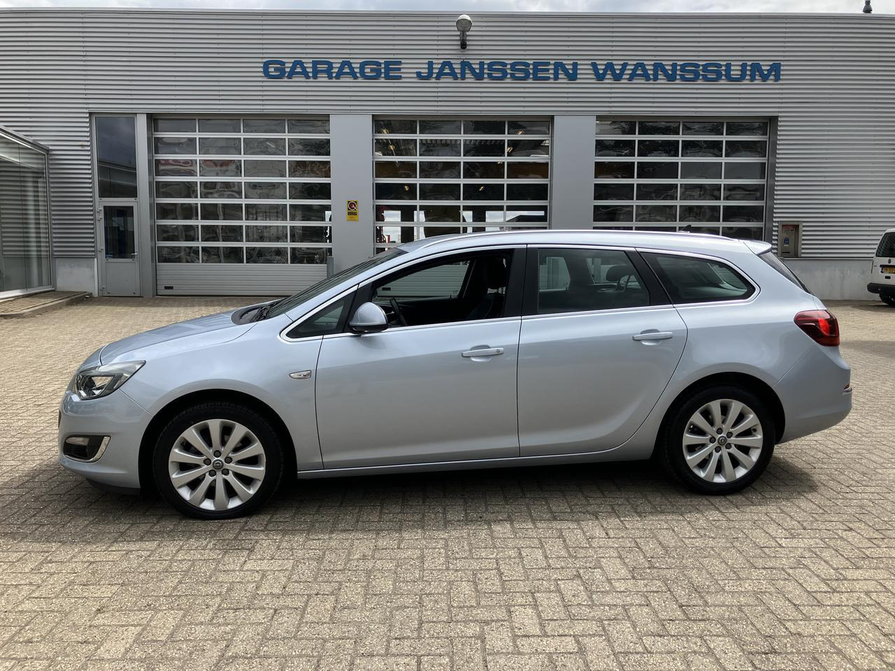 Opel Astra J SPORTS TOURER 14-16V 140PK COSMO