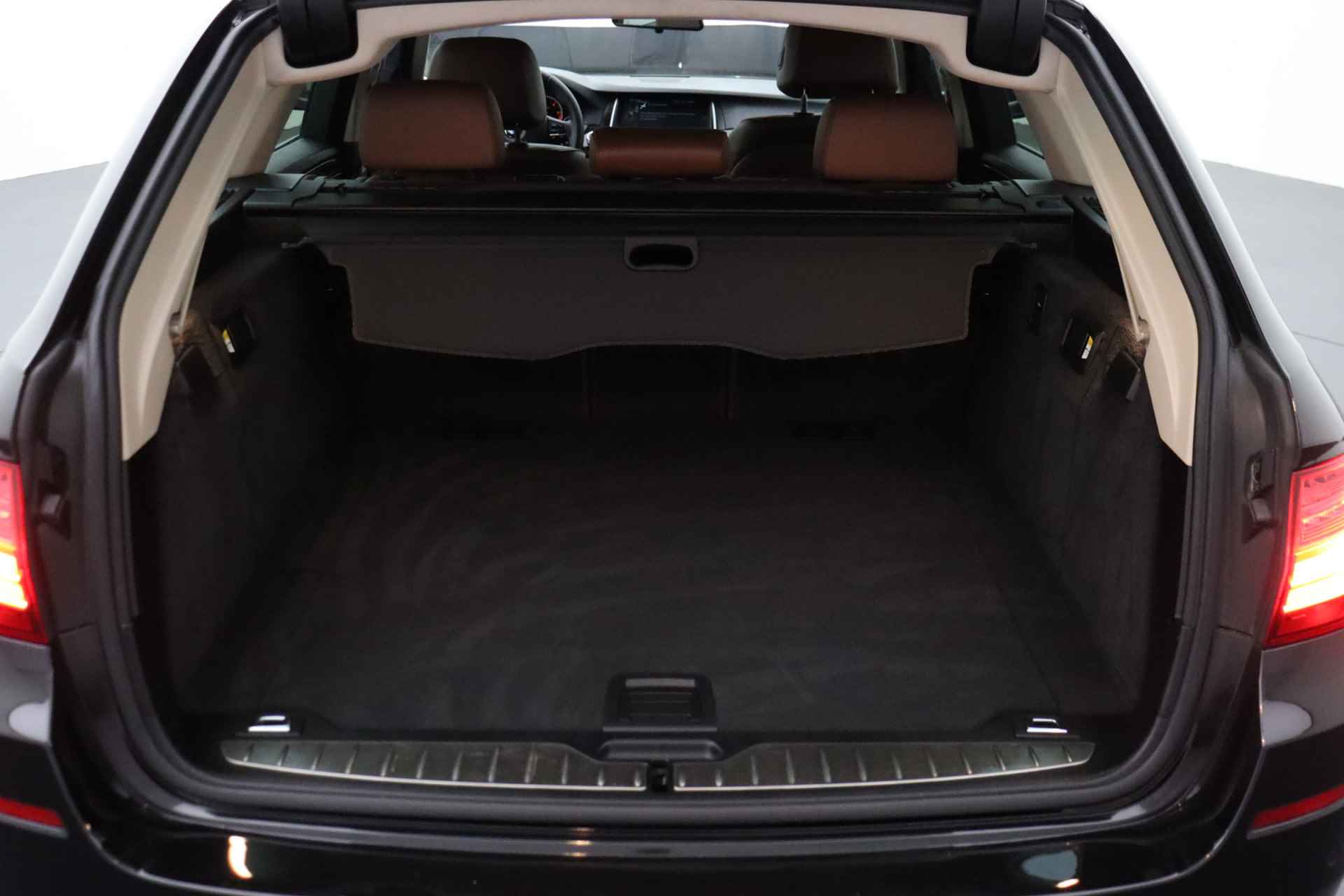 BMW 5 Serie Touring 530d 259pk High Executive | Leder | Sportstoelen | Stoelverwarming | Cruise control - 11/30