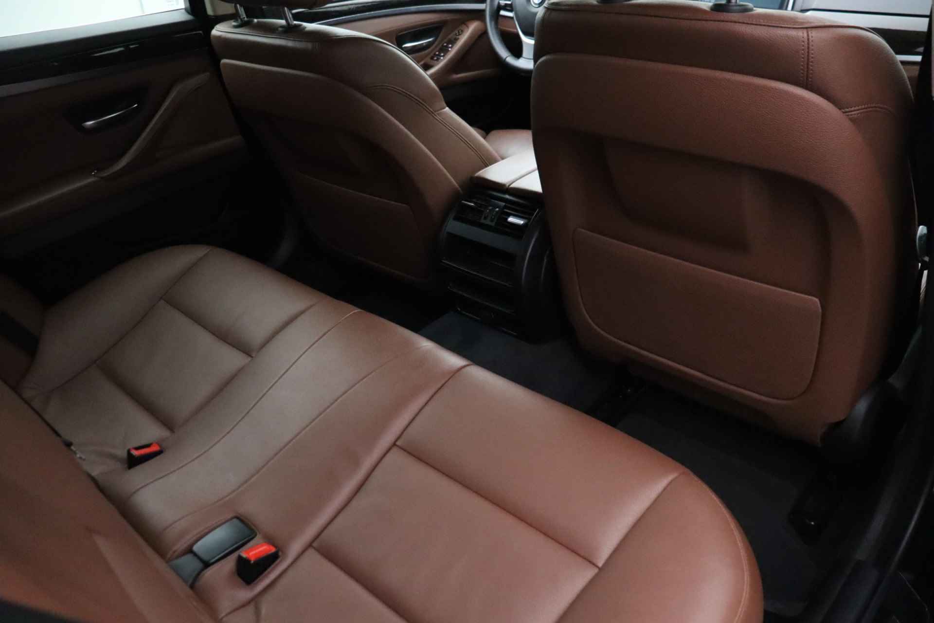 BMW 5 Serie Touring 530d 259pk High Executive | Leder | Sportstoelen | Stoelverwarming | Cruise control - 12/30