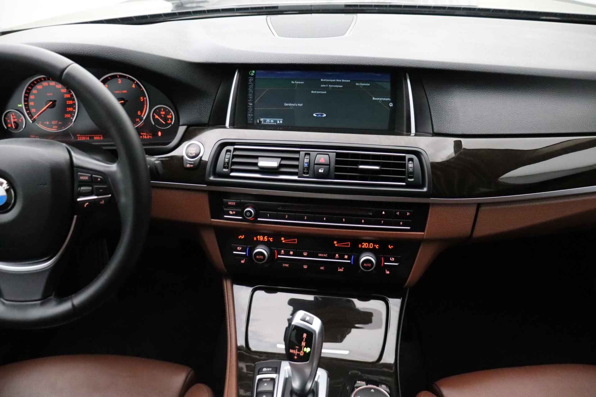 BMW 5 Serie Touring 530d 259pk High Executive | Leder | Sportstoelen | Stoelverwarming | Cruise control - 17/30