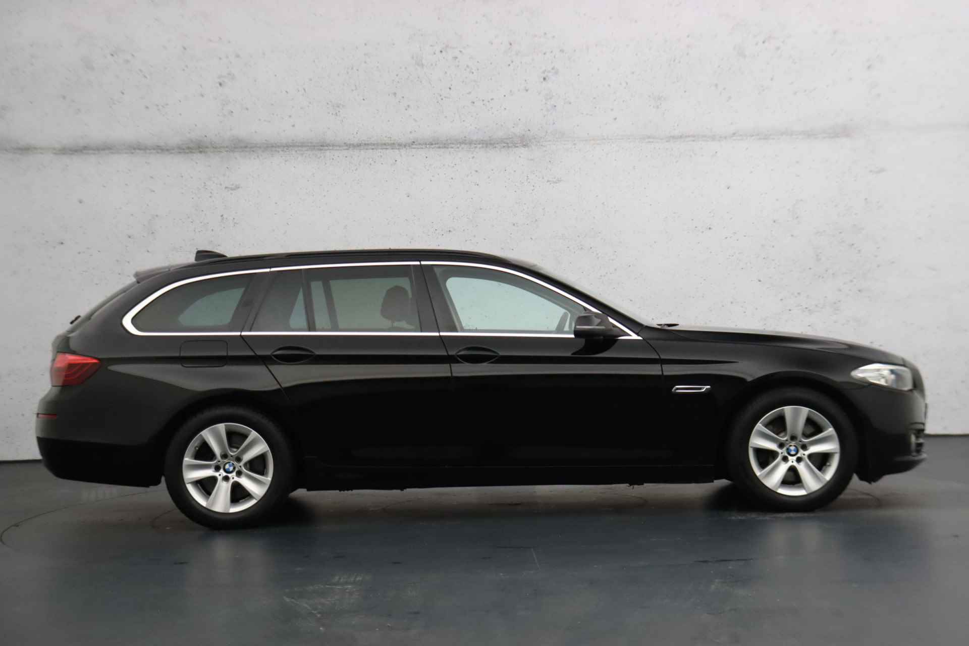 BMW 5 Serie Touring 530d 259pk High Executive | Leder | Sportstoelen | Stoelverwarming | Cruise control - 24/30