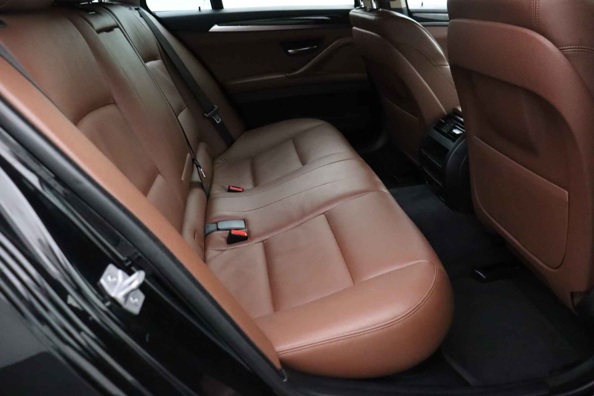 BMW 5 Serie Touring 530d 259pk High Executive | Leder | Sportstoelen | Stoelverwarming | Cruise control - 28/30